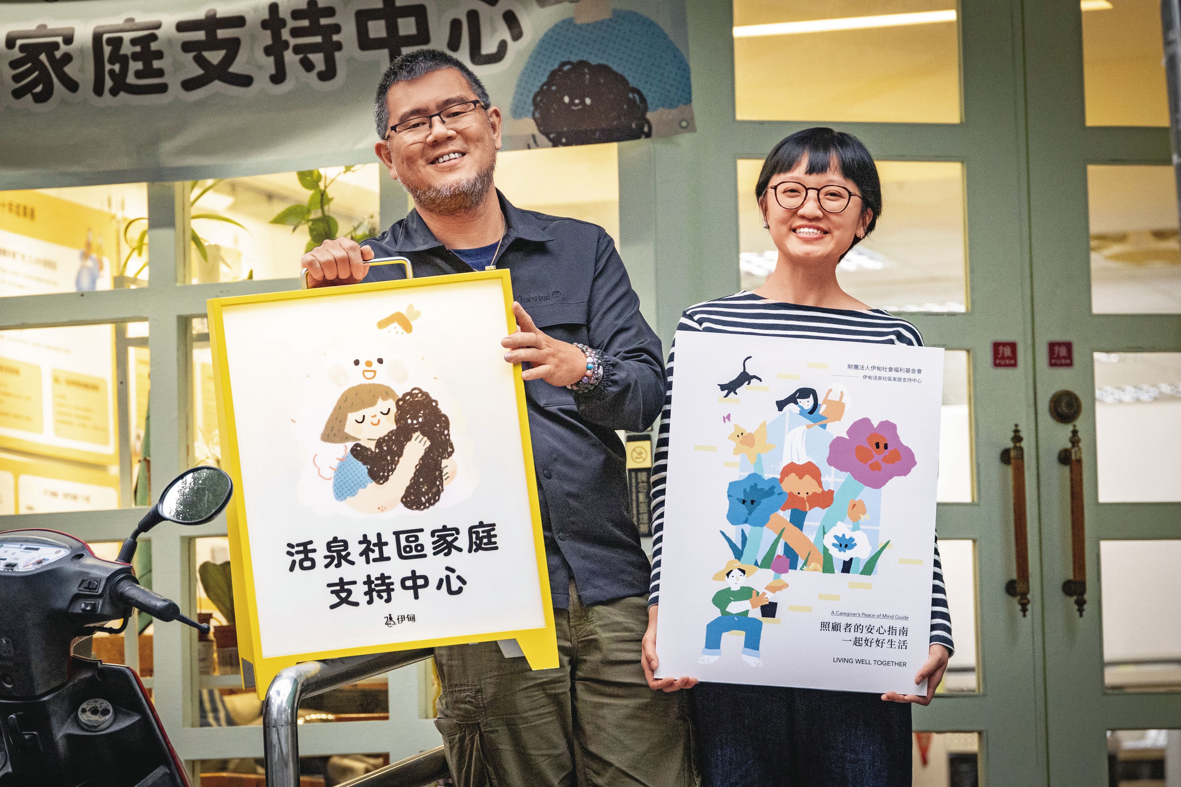 伊甸基金會活泉社家的陳建豪(左)、莊雅雯(右)協助許多家庭照顧者整理自己的經驗並出版成冊,成為實用的知識。