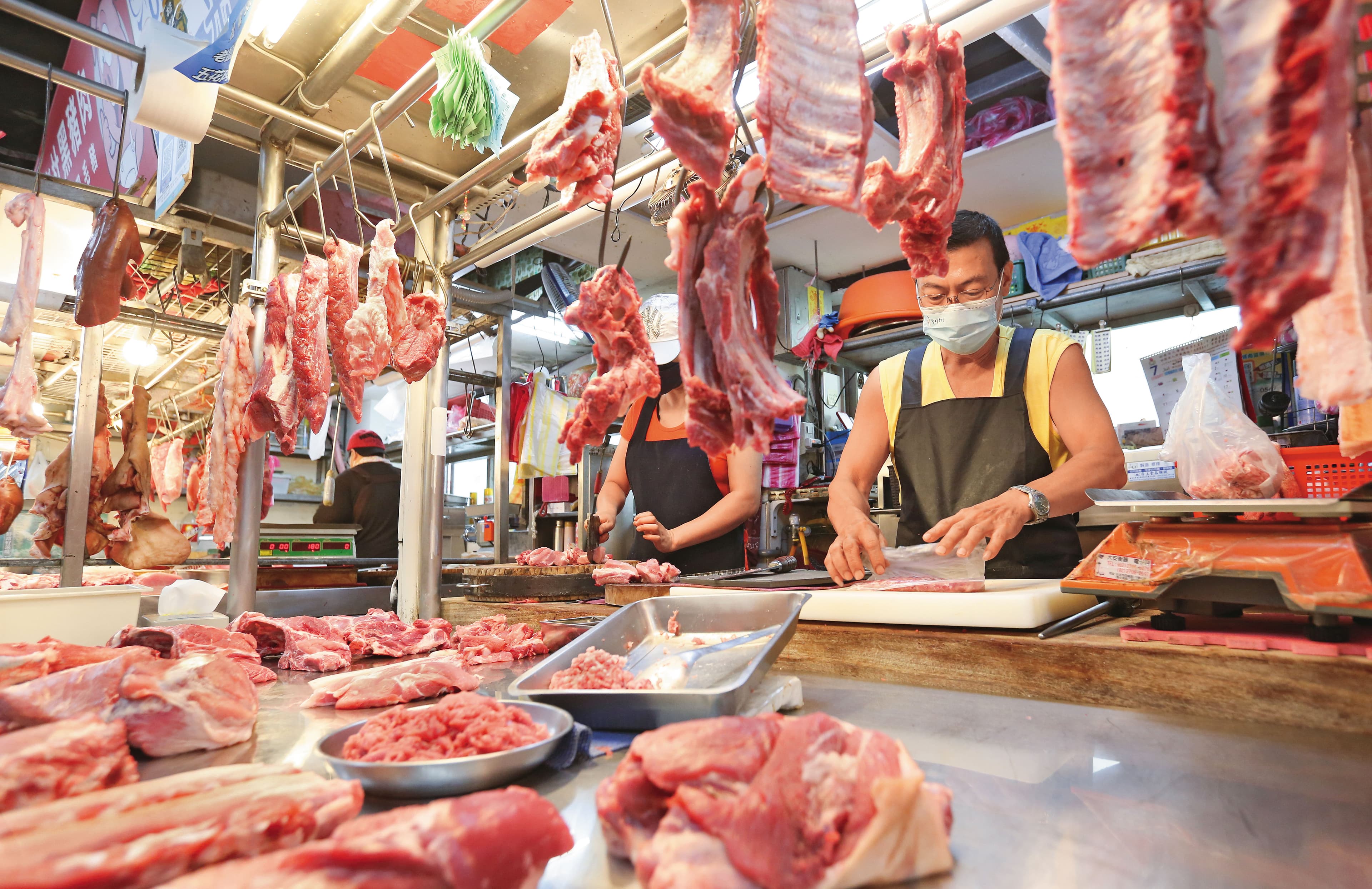 去年食材成本大漲,包括肉類、水果等,讓小型餐飲業壓力山大。