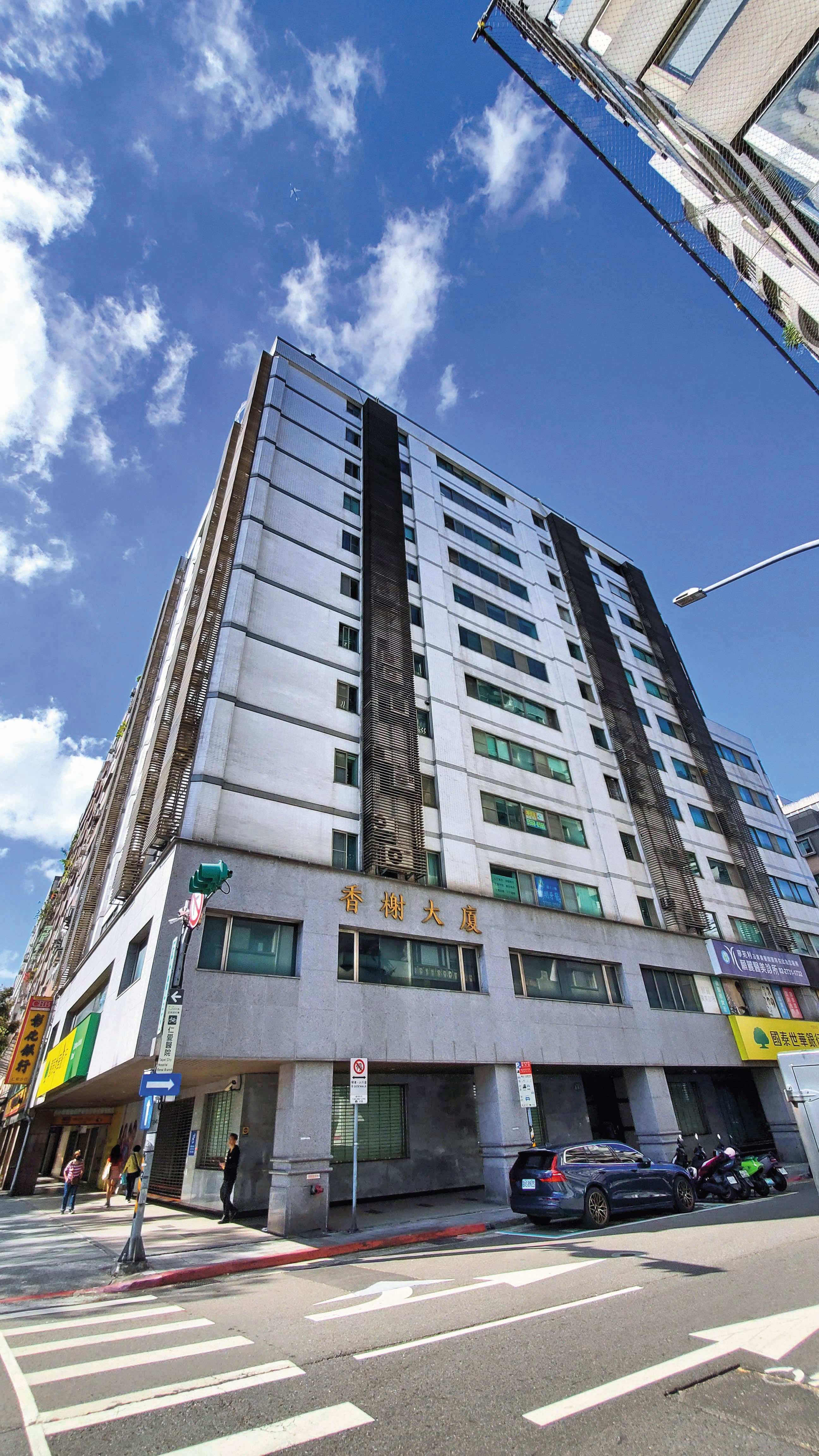 高翬突然收掉位在台北市民生東路小巷的無照安親班，轉移至仁愛路4段大樓（圖），打算另起爐灶。