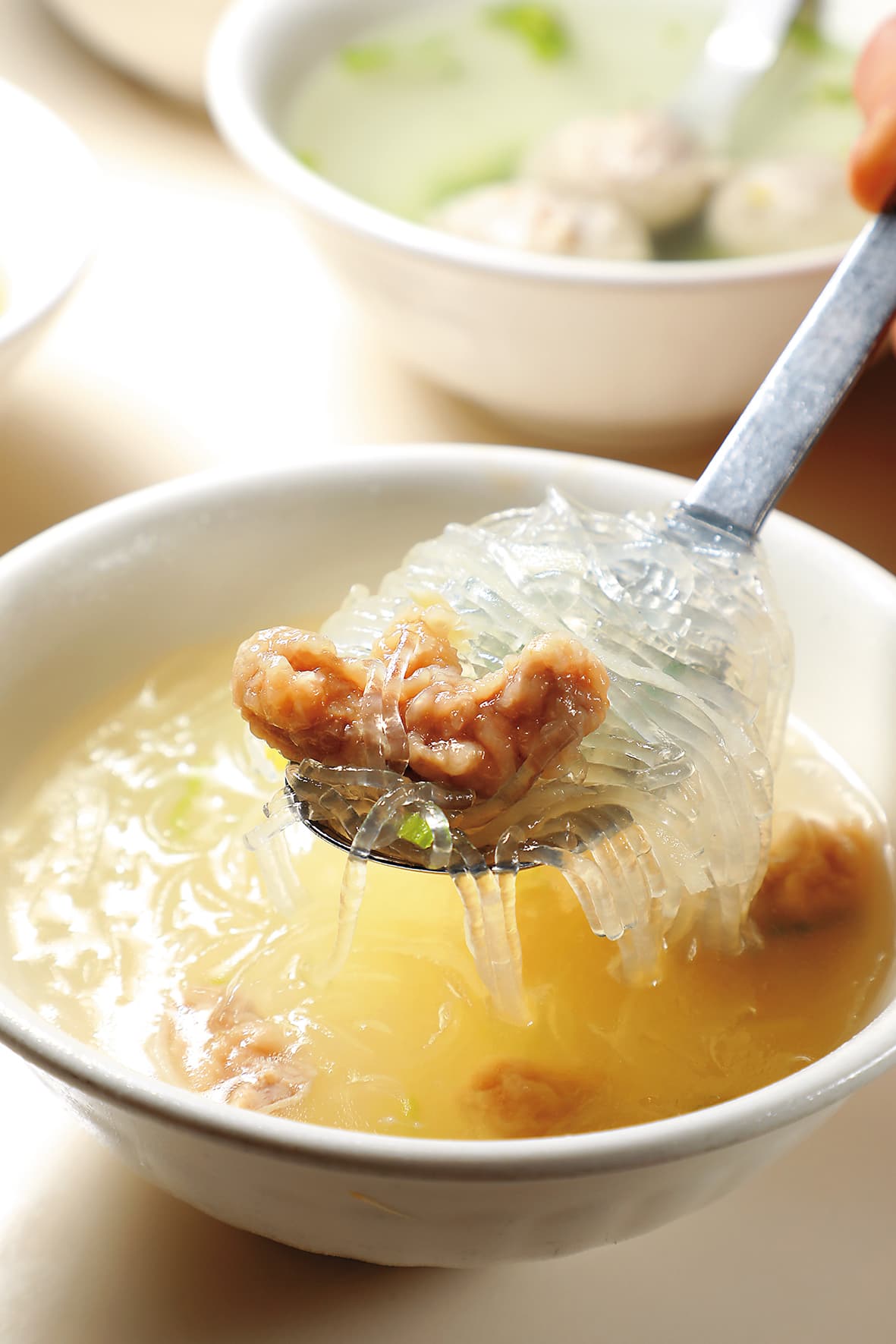 清爽的「冬粉湯」是肉圓的標配。(35元/份)