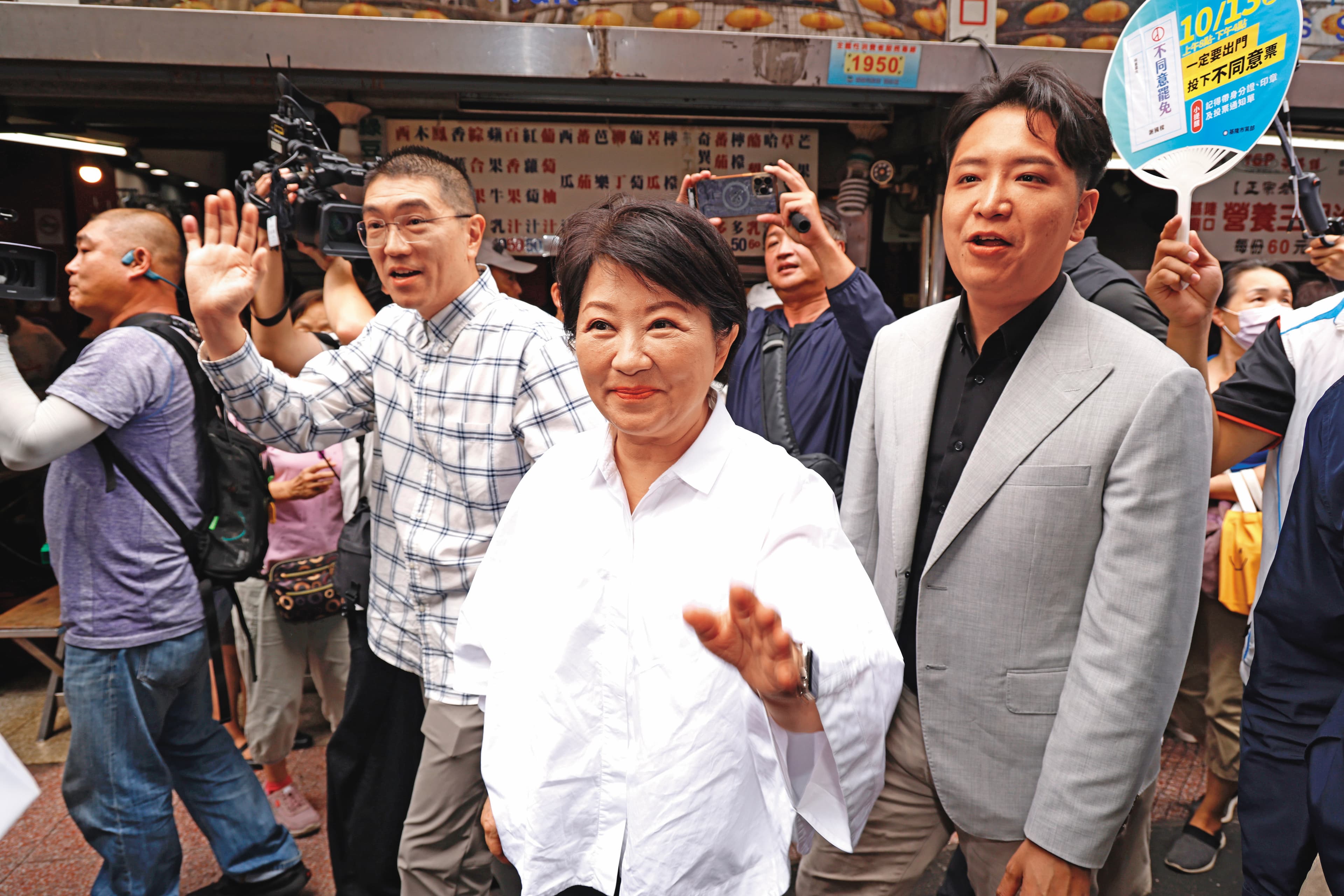 台中市長盧秀燕(中)稱立委羅廷瑋(右)是乾兒子,羅被爆料在柯侯配破局後幫柯文哲與前立委蔡正元喬見面。