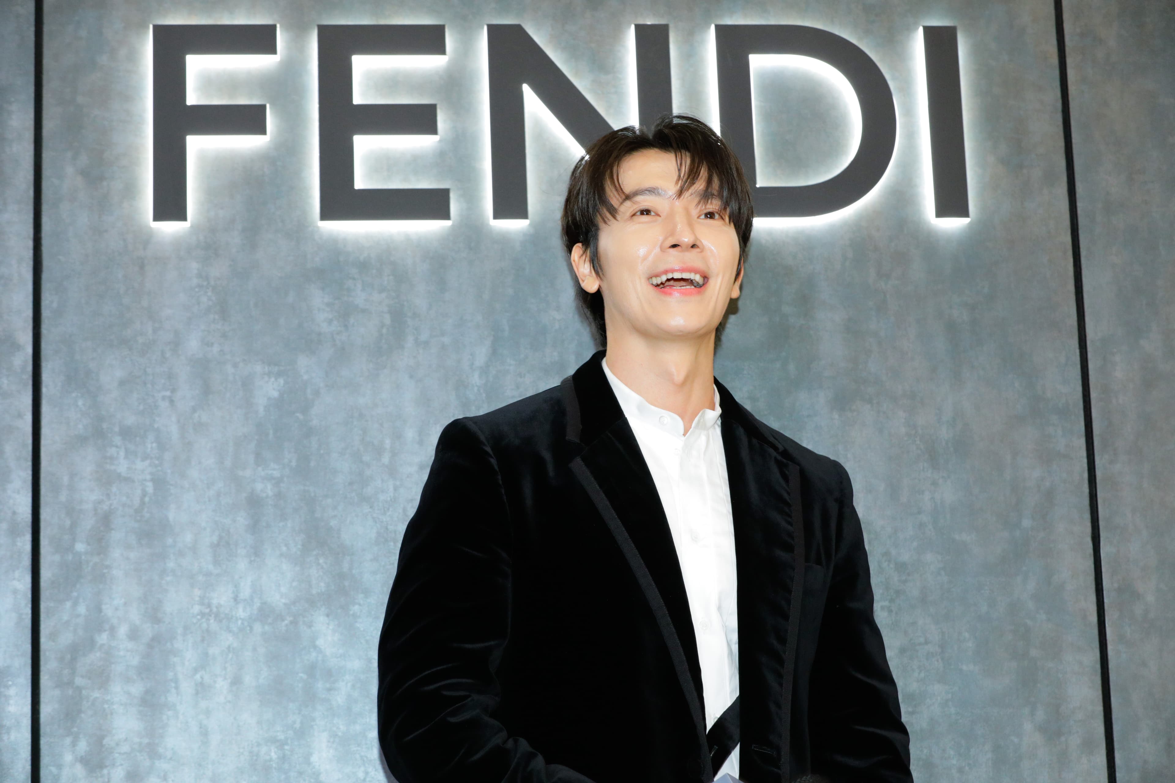 東海覺得自己穿上FENDI很帥。(蕭志傑攝)