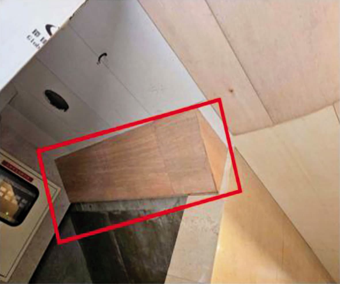 賦寓大樓內的公共空間天花板,遭控違規採用易燃的夾板作為建材。(讀者提供)