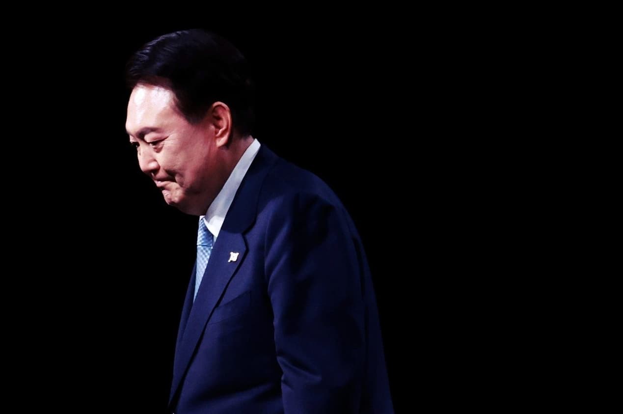 南韓前總統尹錫悅(圖)與妻子金建希如今雙雙遭檢方羈押起訴。(翻攝自X@chinavtv)