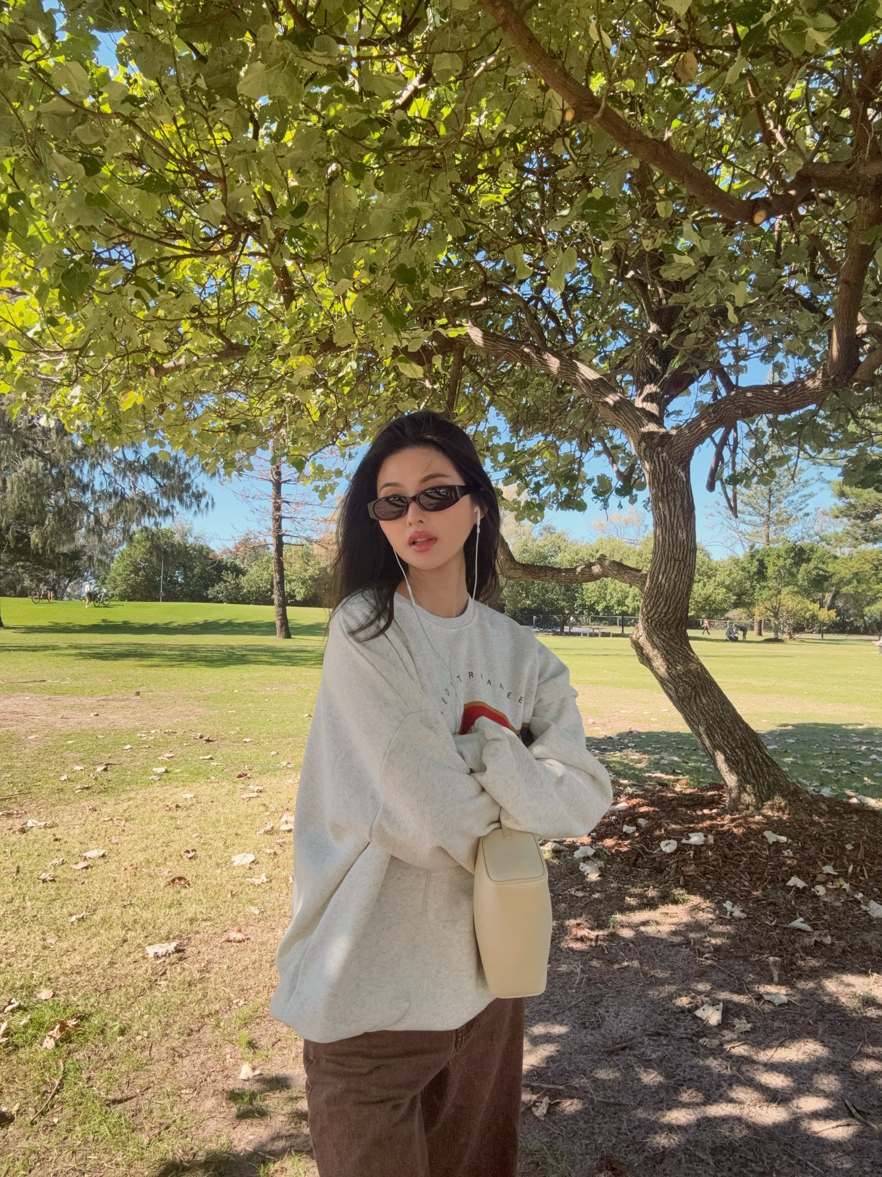 廖思惟戴上黑色墨鏡入鏡,白色The Row包包低調吸睛。(翻攝trinityliao IG)
