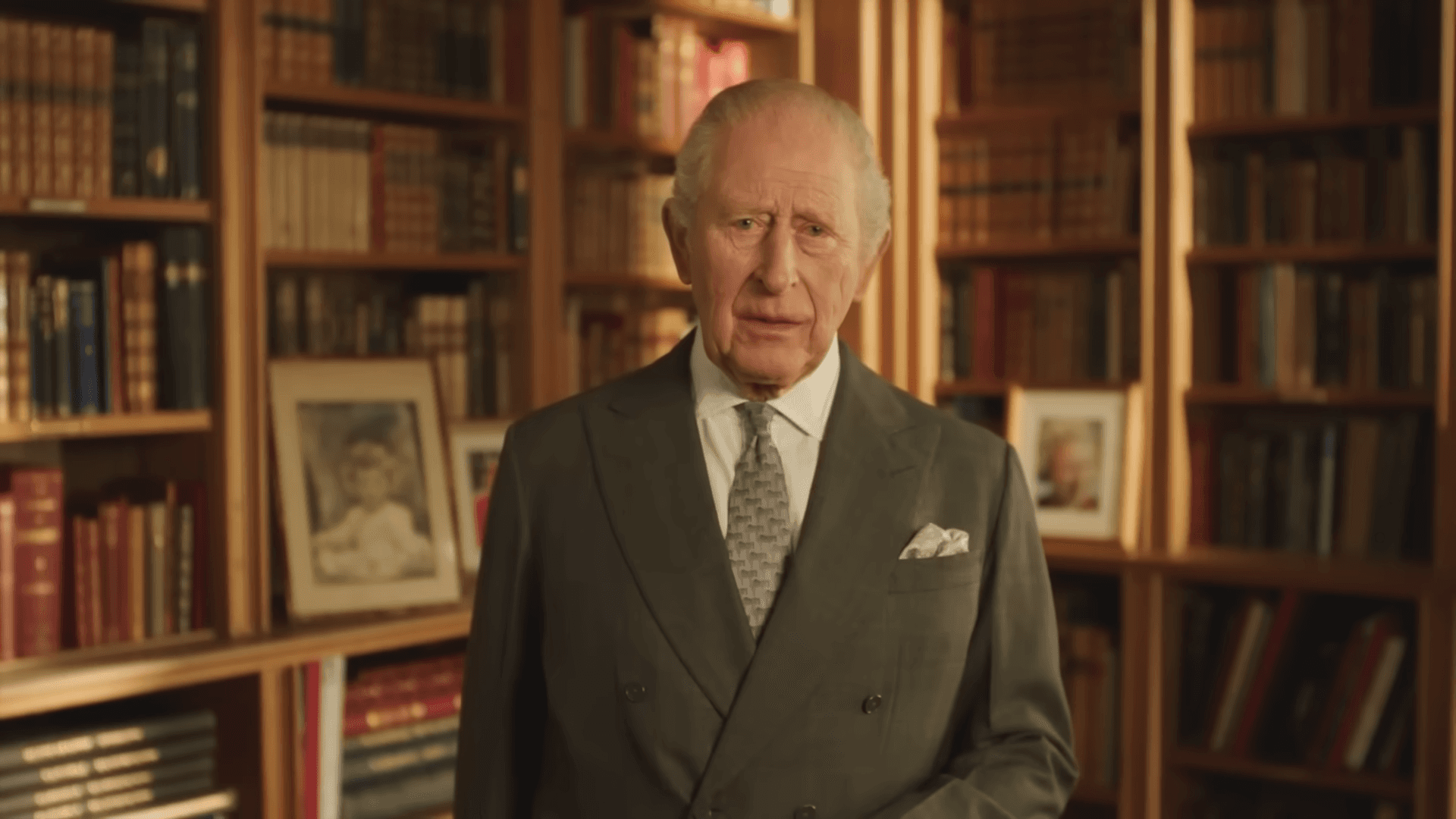 查爾斯三世錄製近3分鐘影片,緬懷母親。(翻攝The Royal Family)