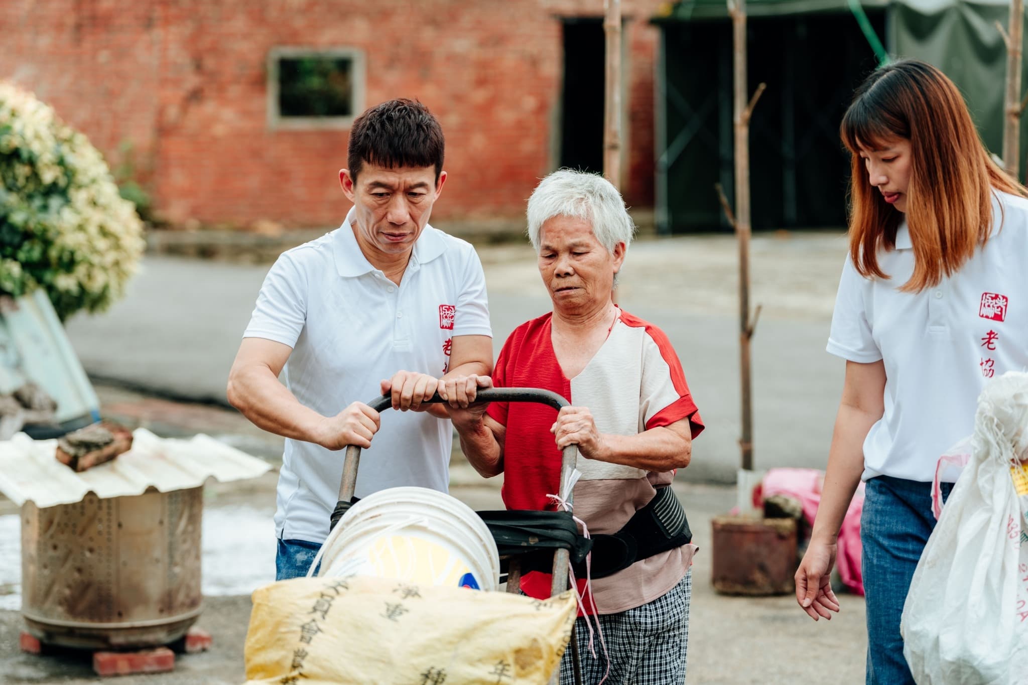 郭子乾送物資給長者同時探視環境。(中華民國老人福利關懷協會)