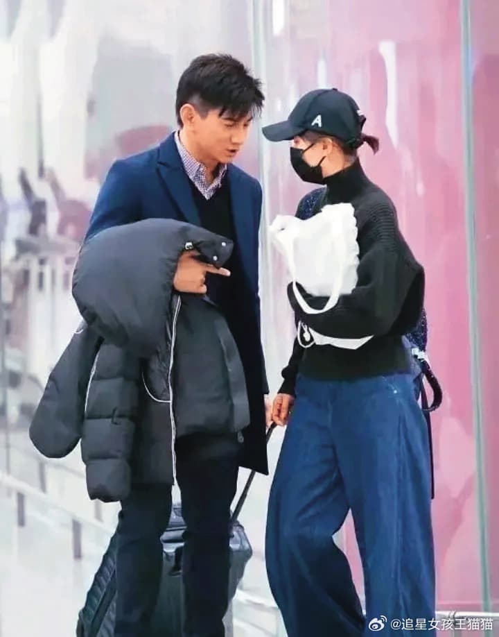 去年1月吳奇隆(左)和劉詩詩(右)一同現身,看起來毫無異狀。(翻攝自追星女孩王貓貓微博)