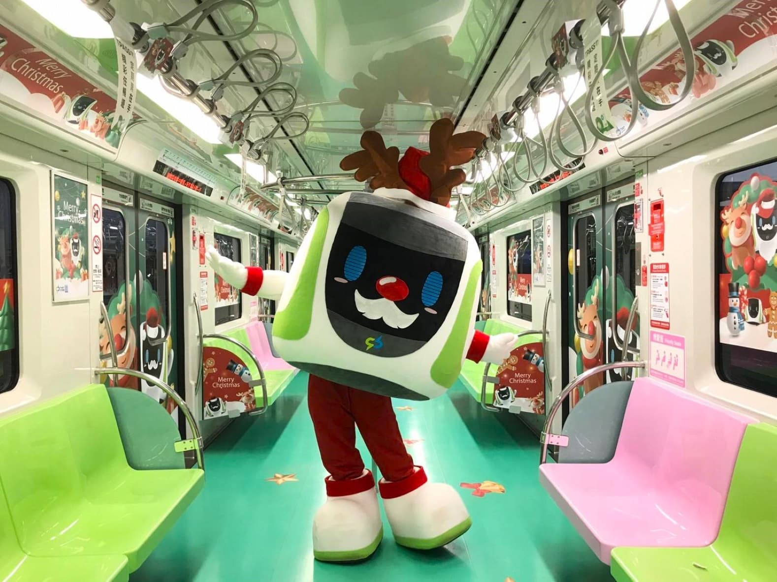 台中捷運耶誕列車發車了,中捷吉祥物小綠綠邀民眾一起來搭車。(中捷提供)