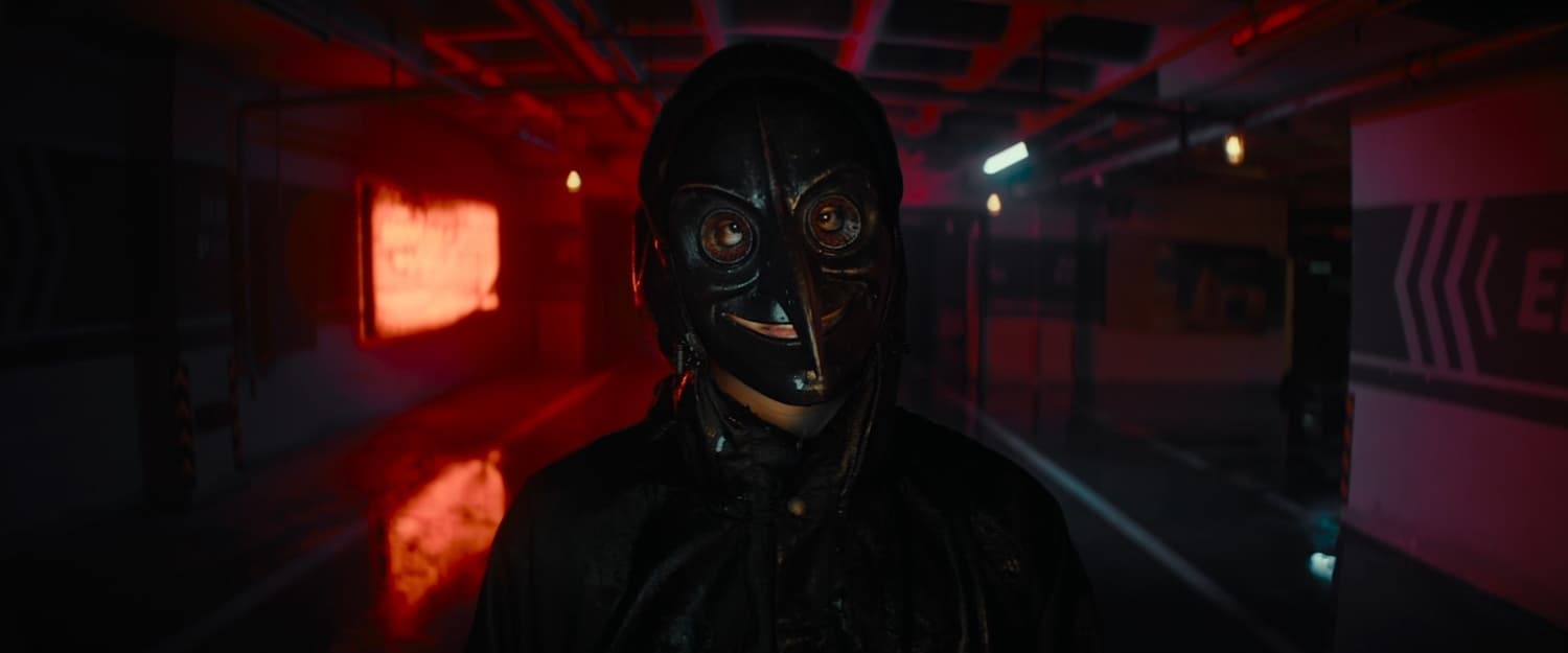 《匿殺》的面具殺手,跟十五年前發生的凌虐高中生致死有關。(車庫娛樂提供)