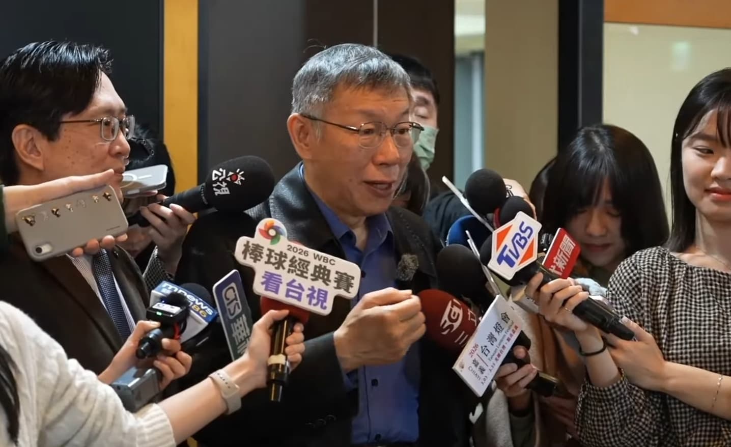 柯文哲批政府沒有訂出SOP告訴人民怎麼做。(翻攝自民眾之聲YouTube)