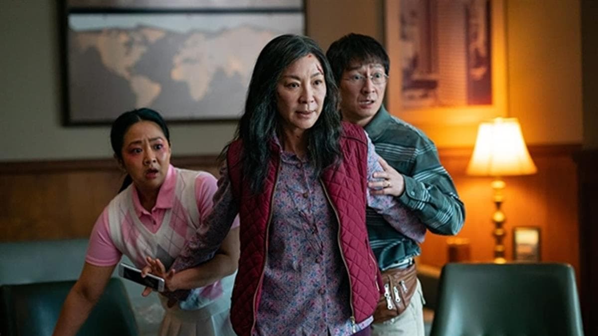 在《媽的多重宇宙》,許瑋倫(左)飾演楊紫瓊(中)和關繼威(右)的女兒。(双喜電影提供)