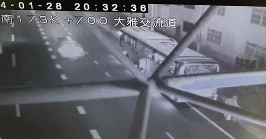 黃姓司機最後強忍痛苦將車子開到路肩,算是為了乘客安全用盡自己最後一分力氣。(翻攝畫面)