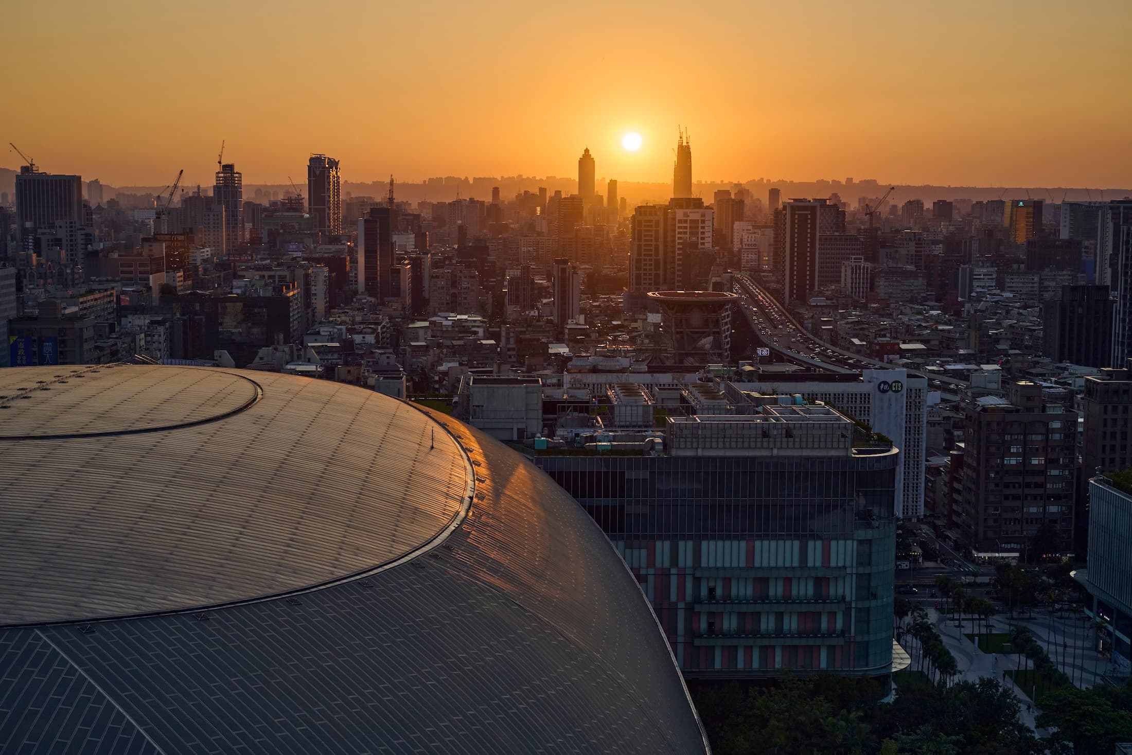 從台北洲際酒店眺望台北大巨蛋及城市夕陽景致。(台北洲際酒店提供)