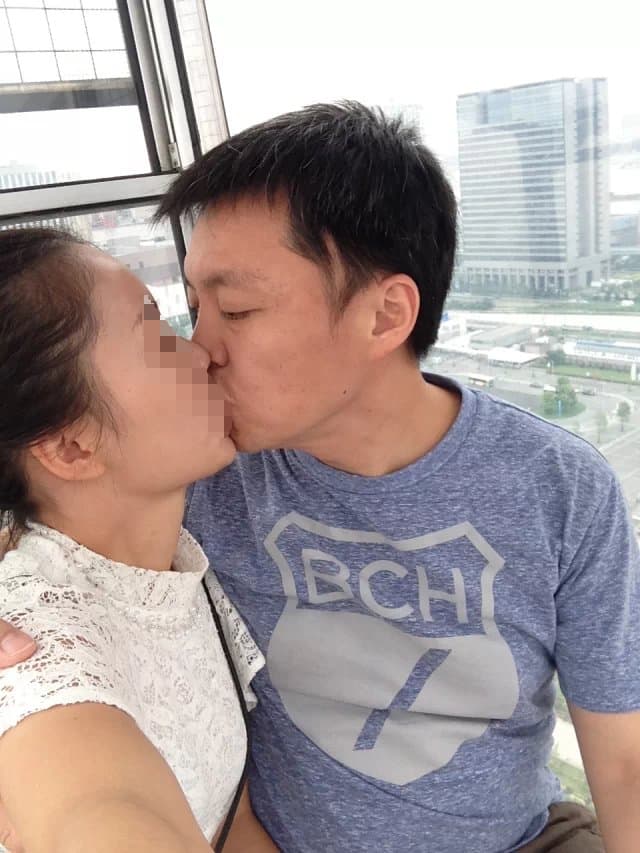 搭乘摩天輪,趙天麟與女子忘情在高空中喇舌。(讀者提供)