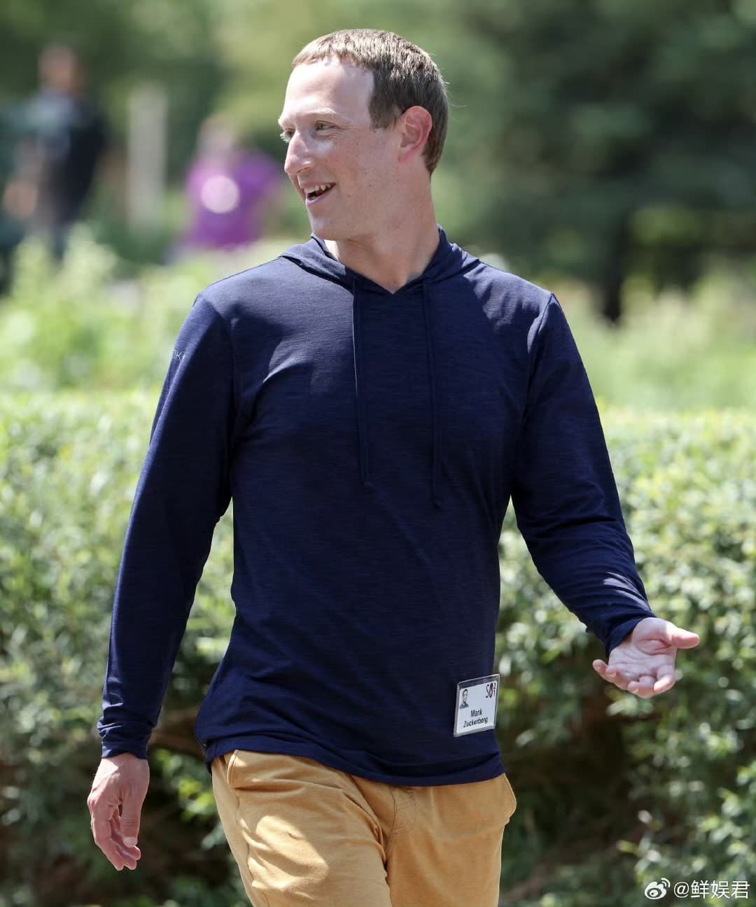 Meta執行長馬克·祖克伯(Mark Zuckerberg)在美國太陽谷峰會露臉。(翻攝自鮮娛君微博)