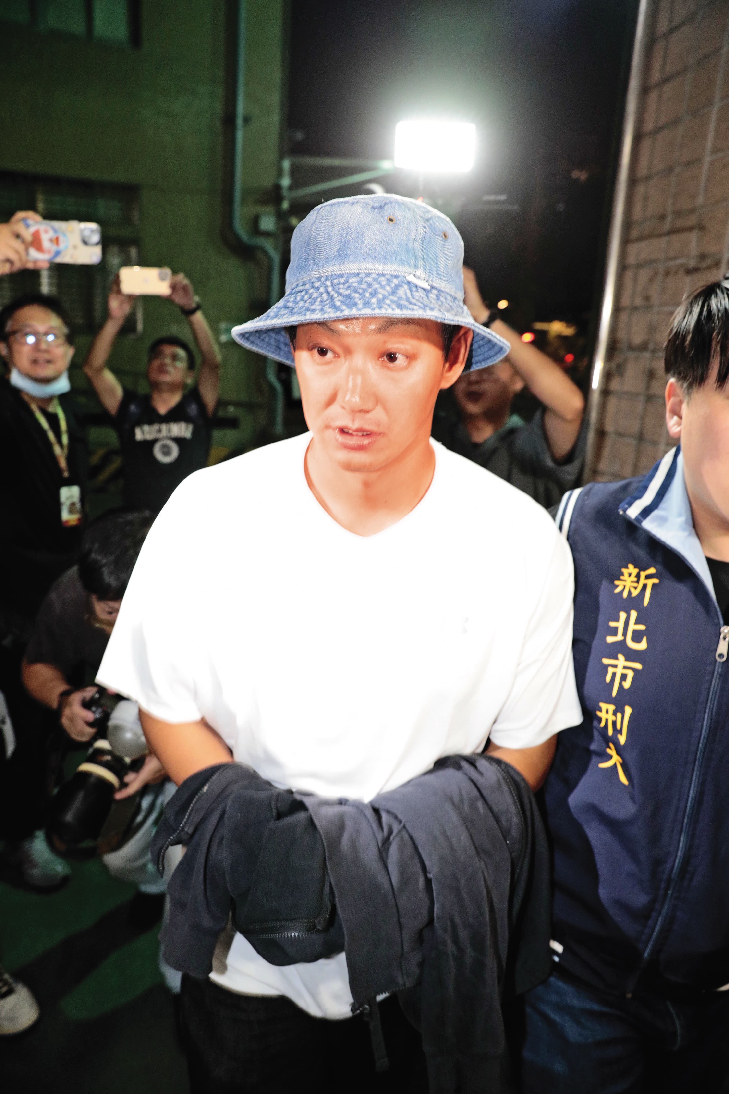 威廉涉嫌花錢偽造病歷逃避兵役,他主動向檢調說明,並於偵訊後以50萬元交保。