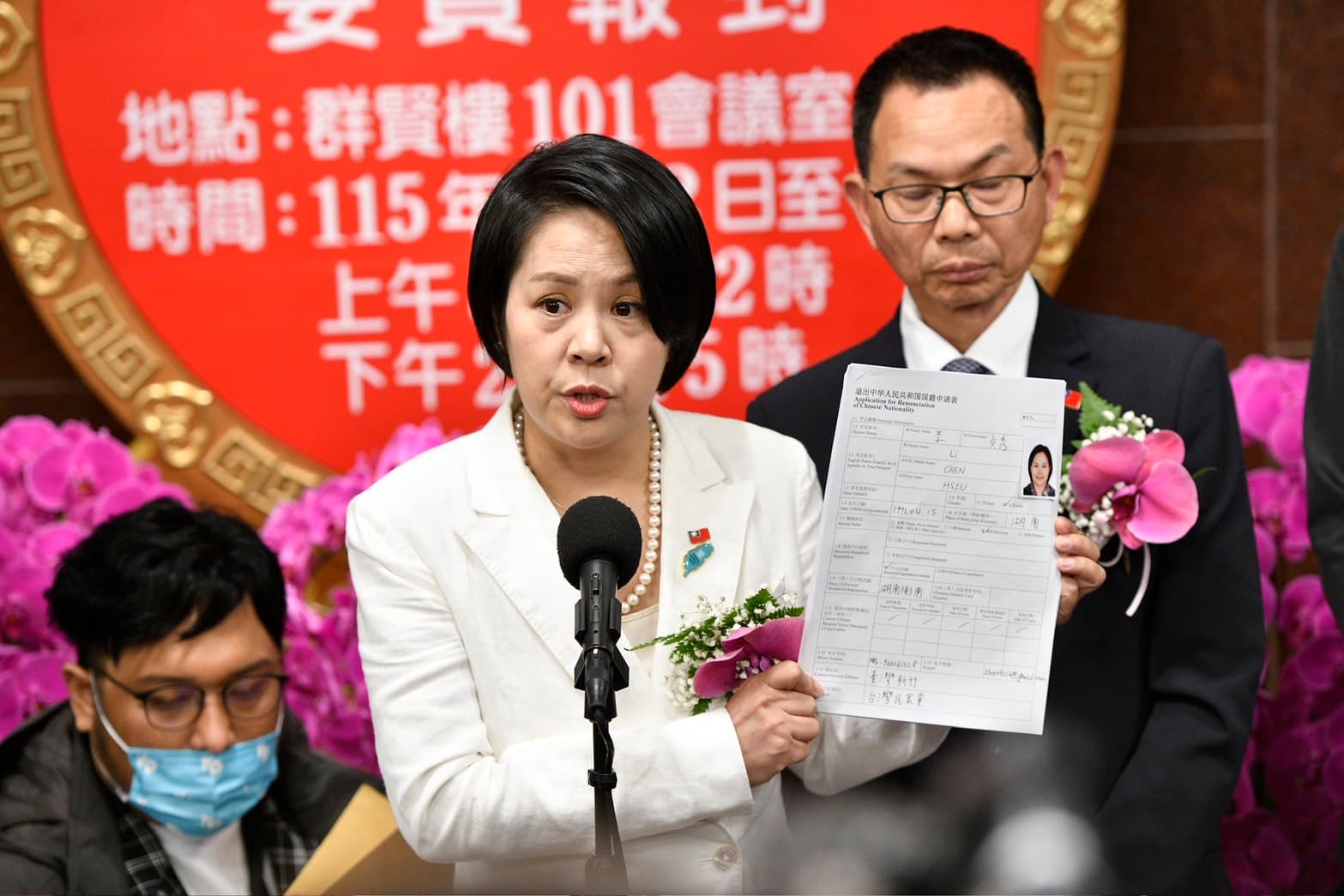 李貞秀拿文件證明自己放棄國籍遭拒。(鏡報李智為)