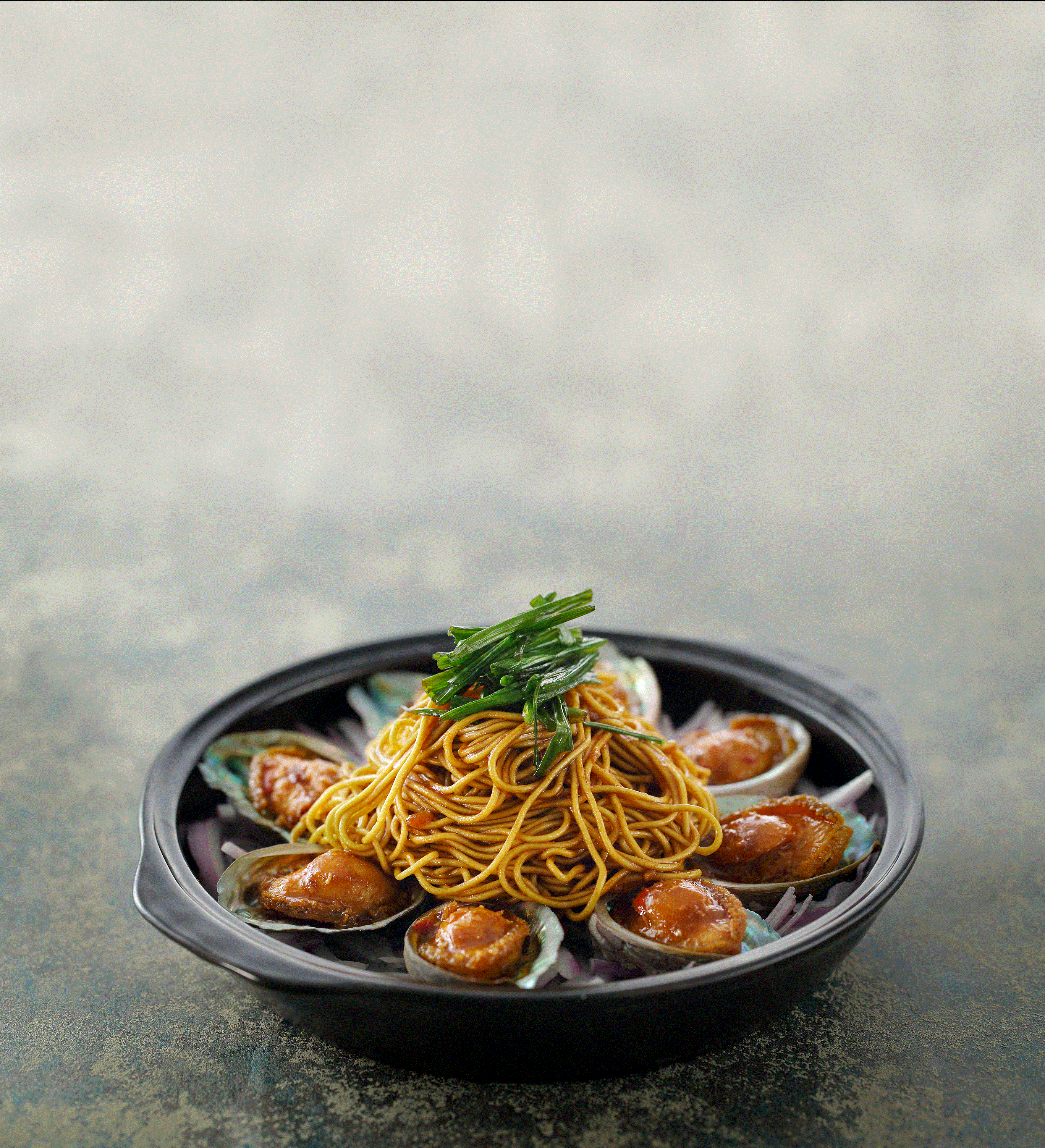 「蔥香鮑魚撈麵」是蔥油拌麵的豪華版。（台北夜上海提供）