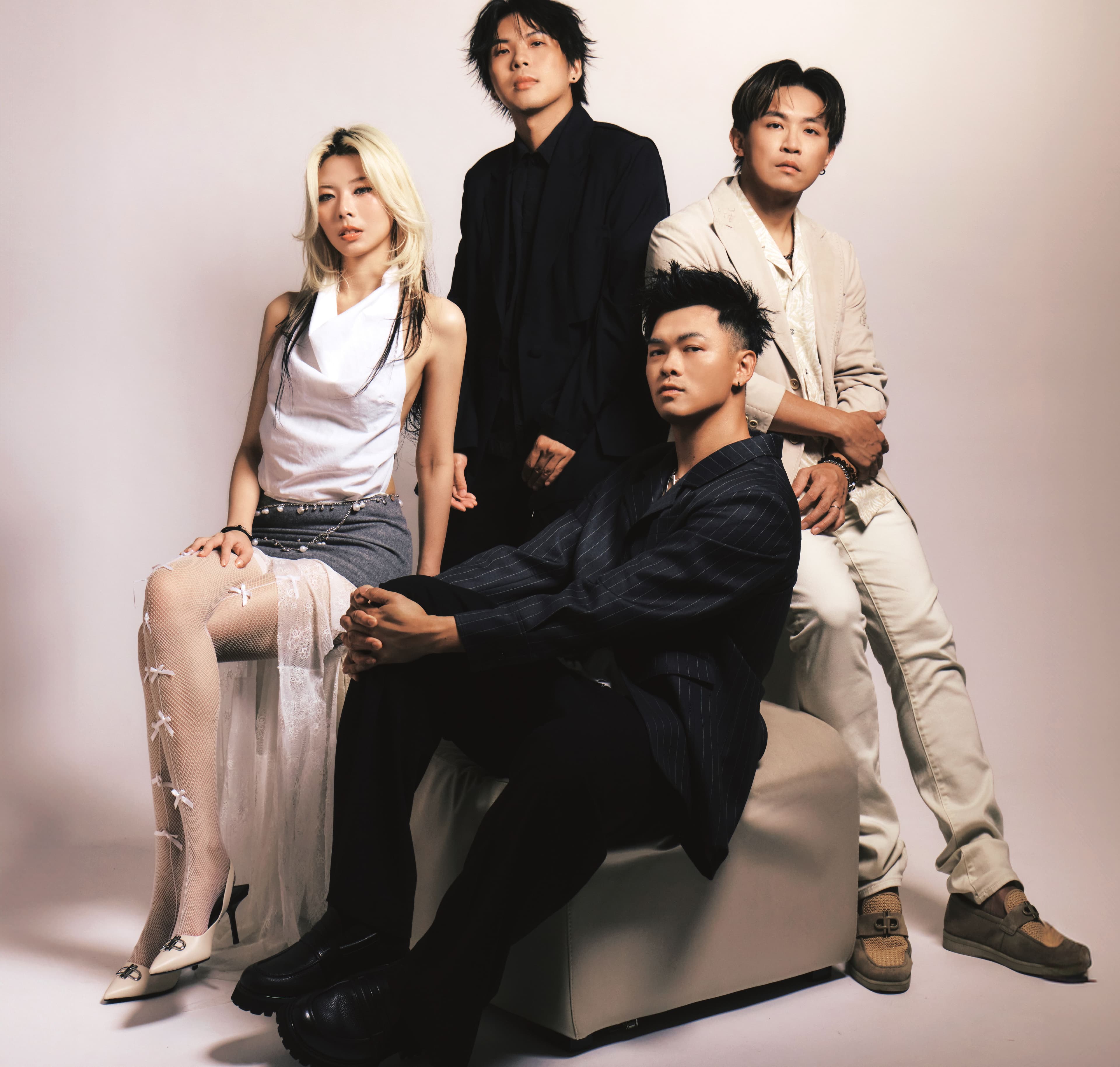 曾獲金曲獎最佳樂團獎的「甜約翰」創作了《追逐,然後跳舞》帶曖昧感。(Disney+)