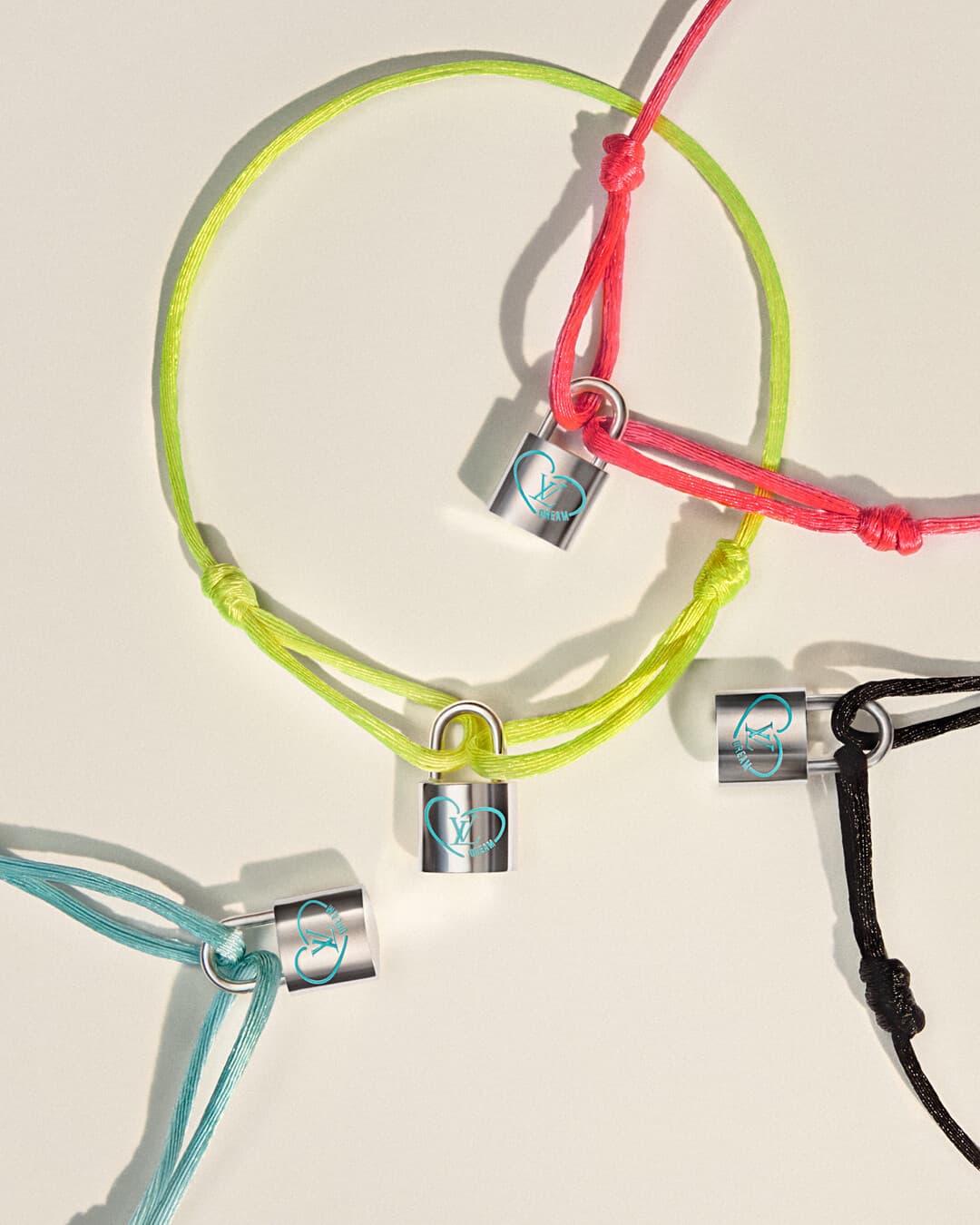 .LOUIS VUITTON for UNICEF Silver Lockit x Felix純銀及螢光黃色聚酯纖維繩手鍊。NT$$10,900(路易威登提供)
