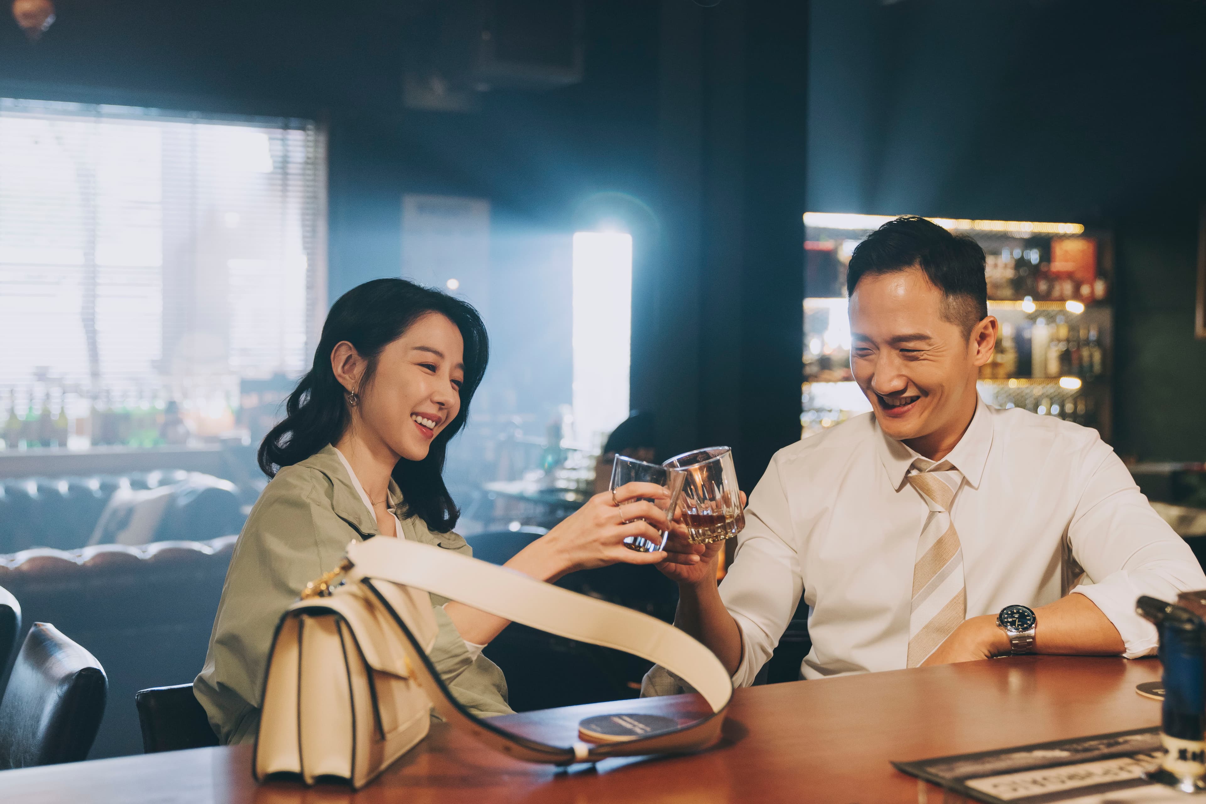 在電影《惡女》中飾演政府發言人的高英軒與邵雨薇有錯綜複雜的利益糾葛。(Catchplay提供)