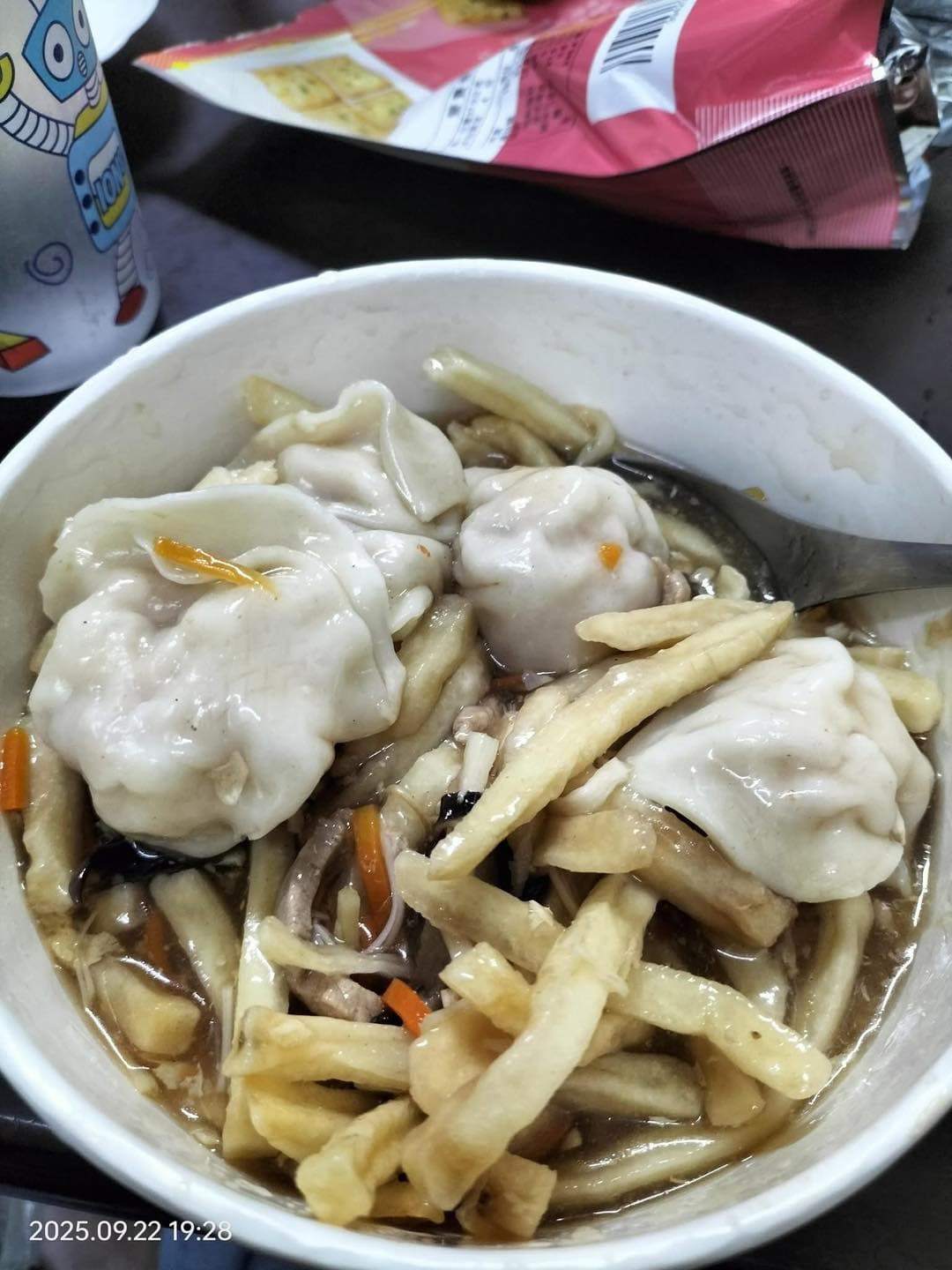 網友自創「薯條+酸辣湯」邪門吃法,乍看像廚餘卻意外爆紅。(翻攝自臉書/爆廢公社二館)