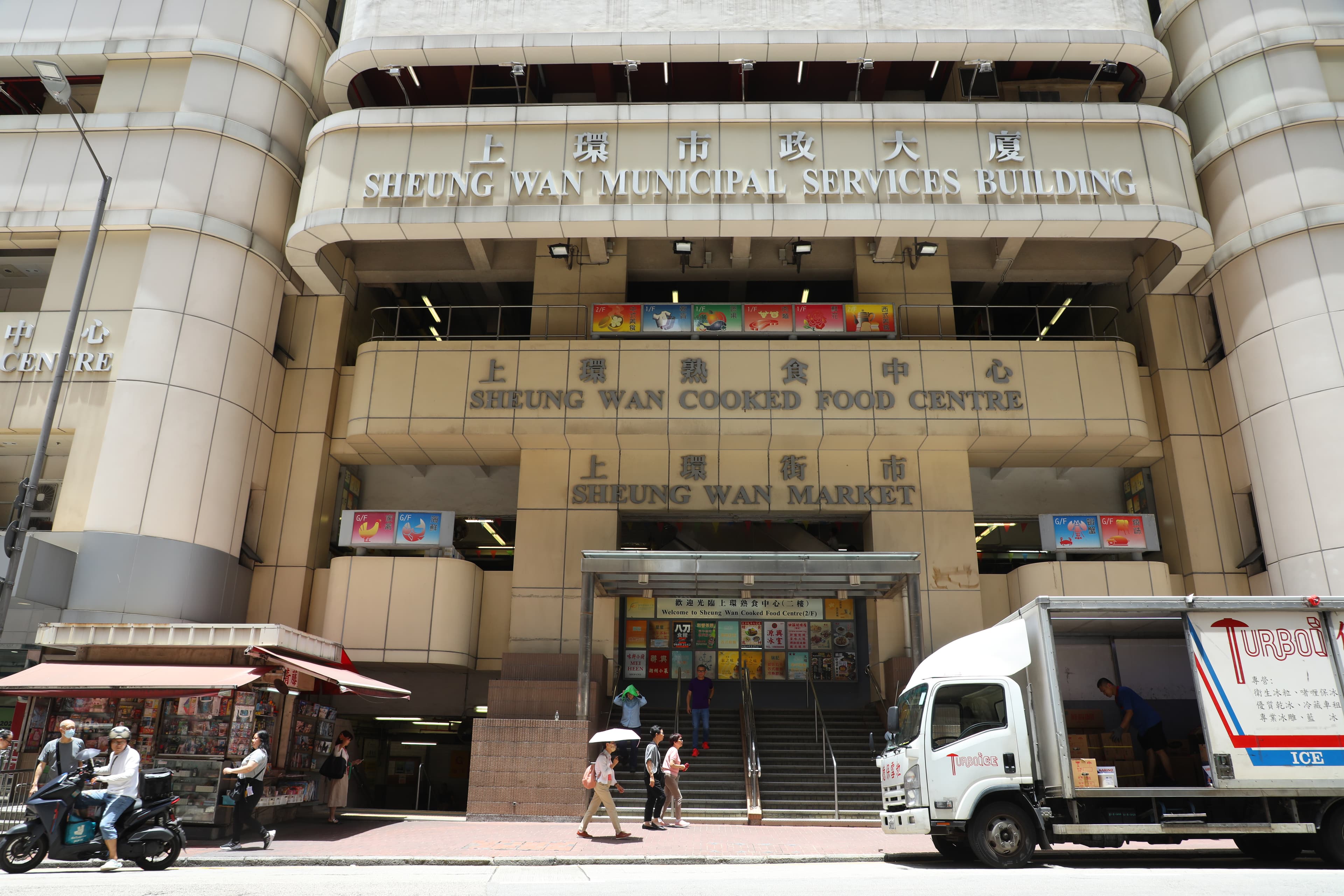 香港大排檔多半已遷至市政大廈內,有電梯也有冷氣,用餐環境舒適許多。