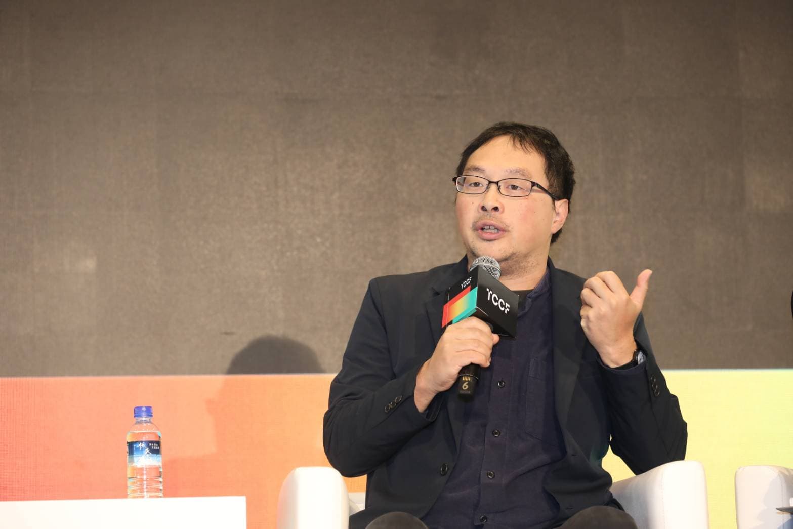 深田晃司擁有豐富的跨國合製經驗。