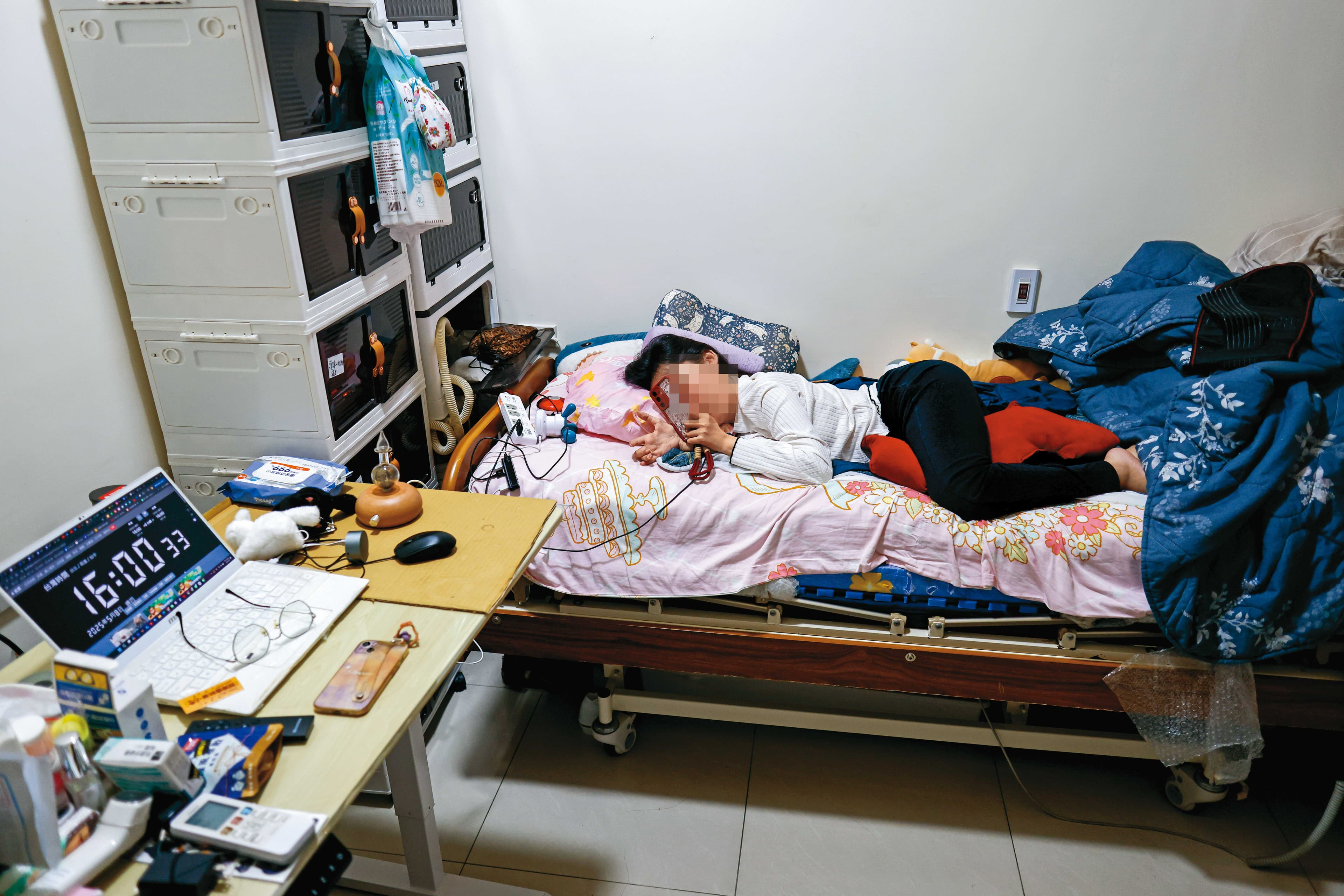 每當個人助理、居服員離開前,會確定手機在壽司卷手上,確保她遇到緊急狀況能求助。