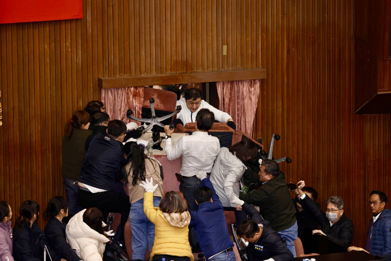 藍委突破重圍衝進議場。
