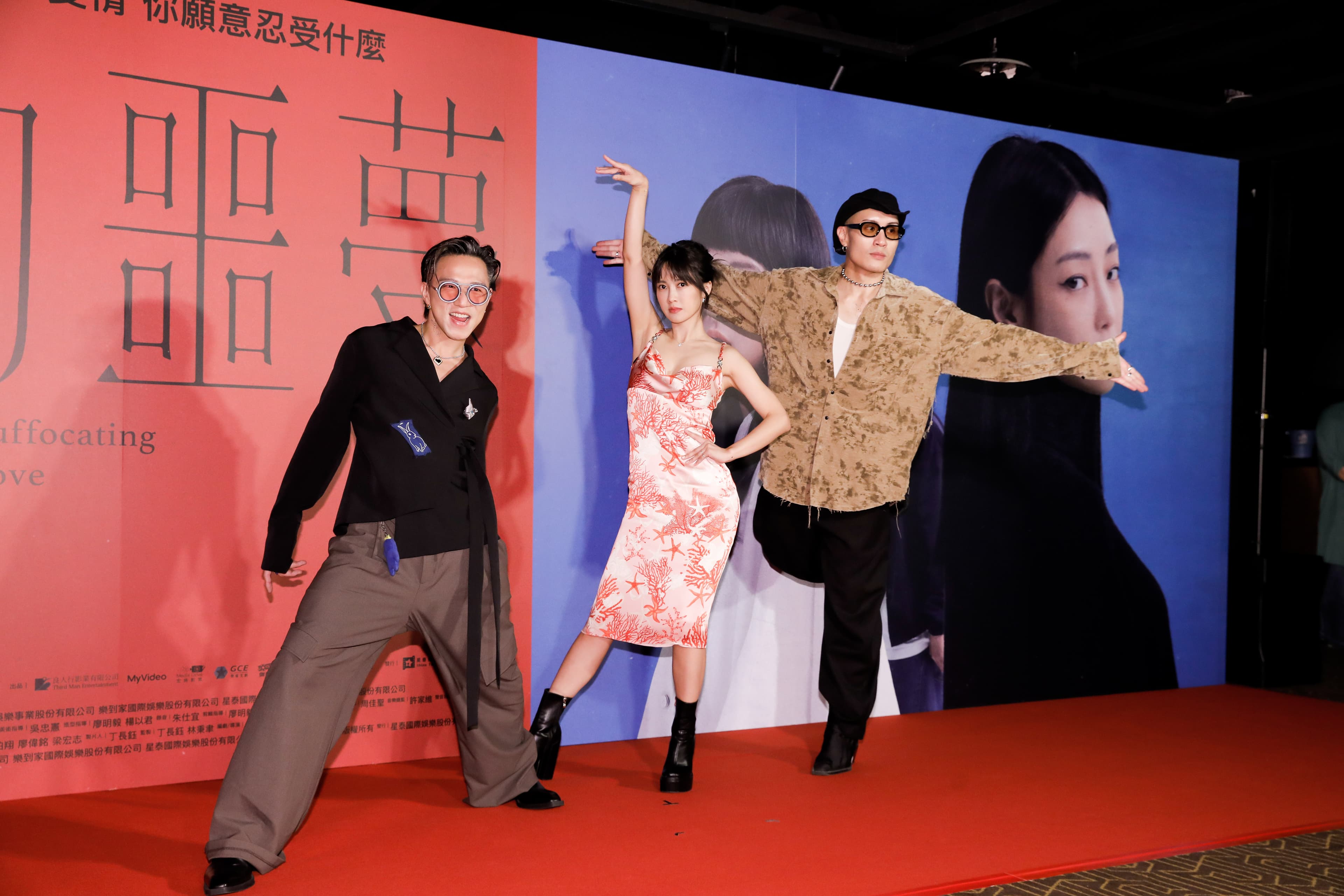 聽到票房突破5千萬要唱跳Popu Lady的歌曲,黃宣與大飛超嗨,大元則自告奮勇願意去借當初的打歌服。