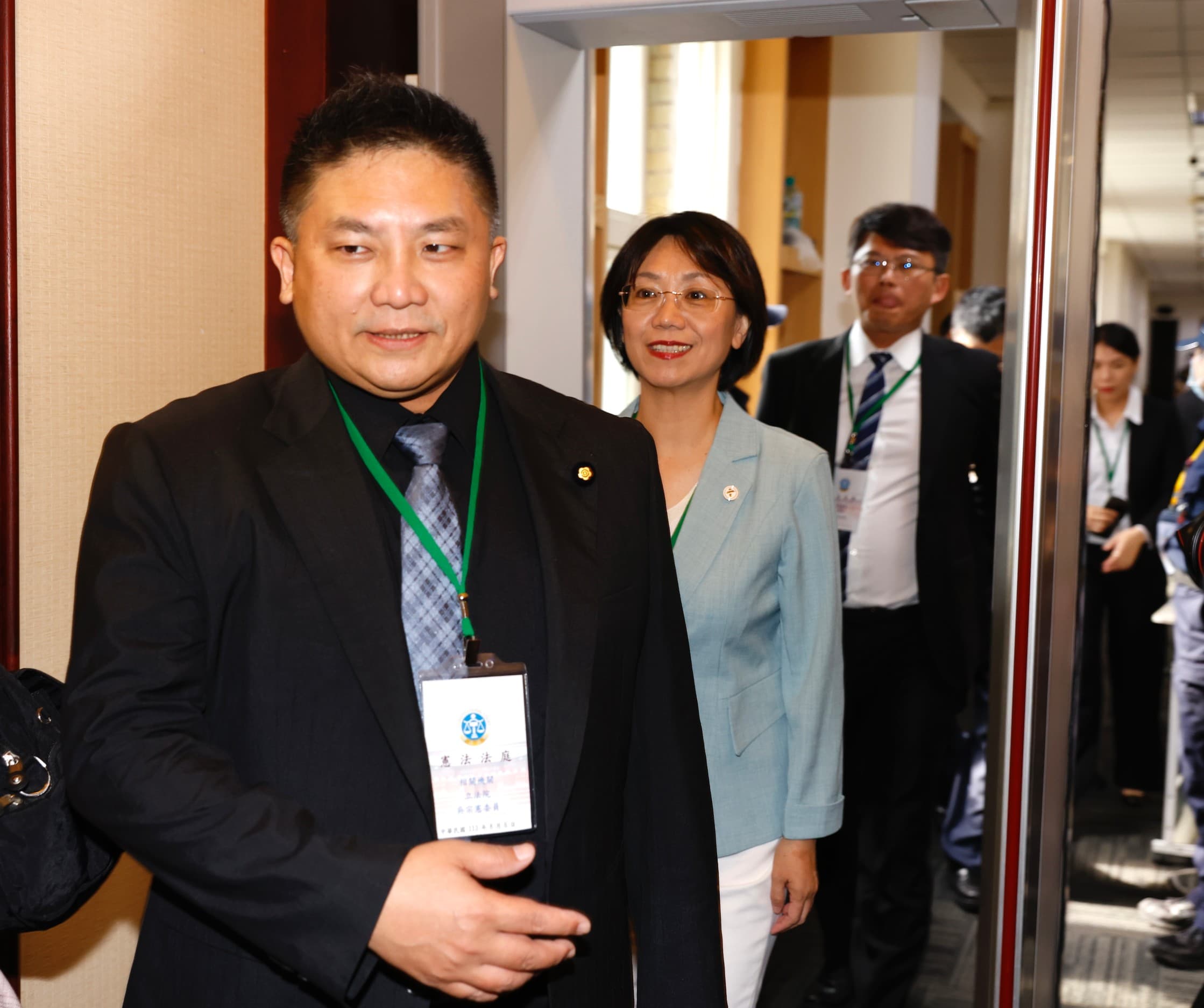 國民黨立委吳宗憲、翁曉玲、民眾黨立委黃國昌等主張修法的在野立委，代表立法院出席言詞辯論。