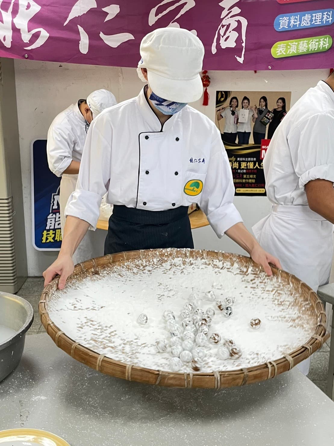 能仁家商餐飲科學生製作著元宵。(創世基金會提供)