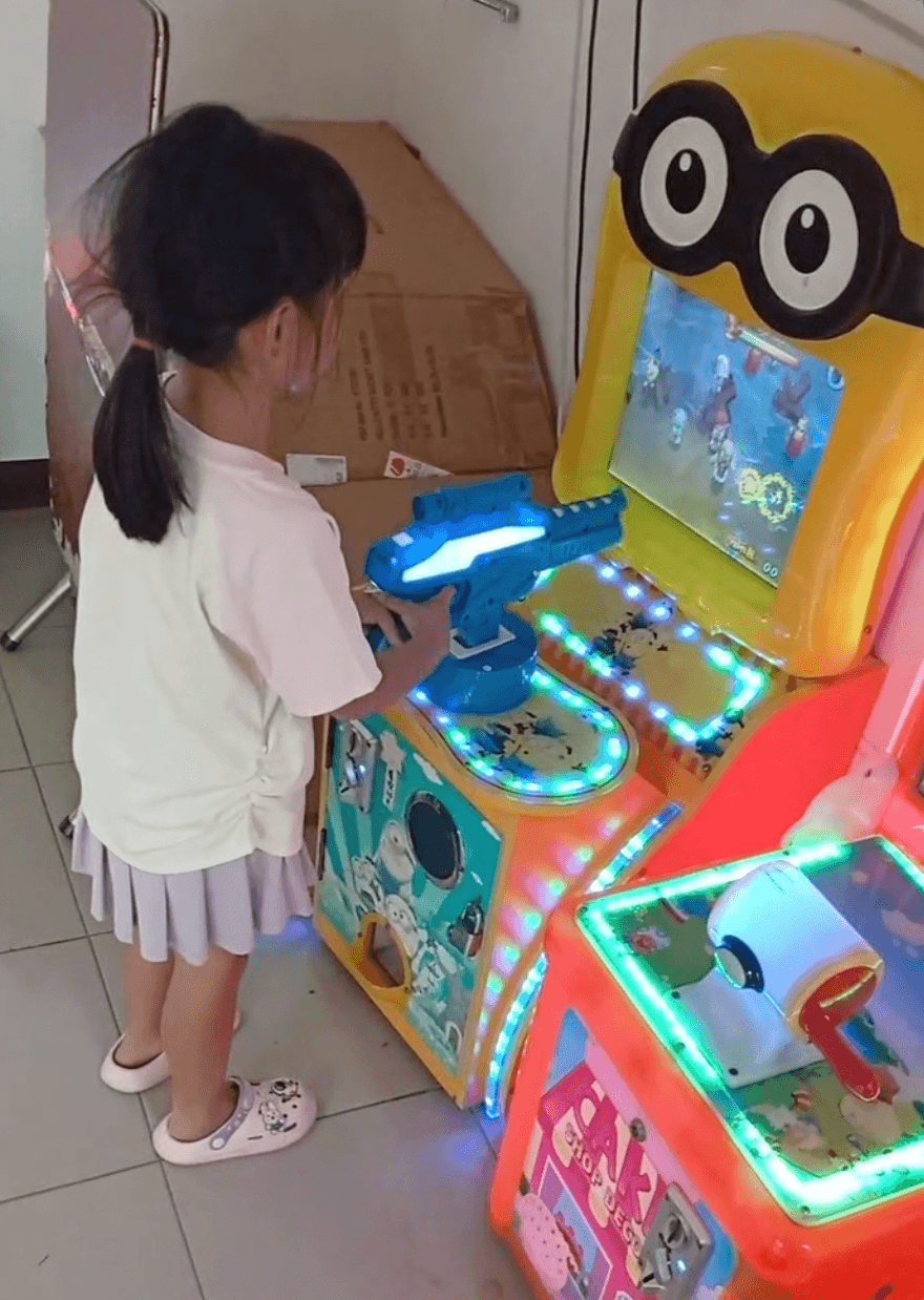 20日下午5點05分,女童在不知名遊樂場打電動。