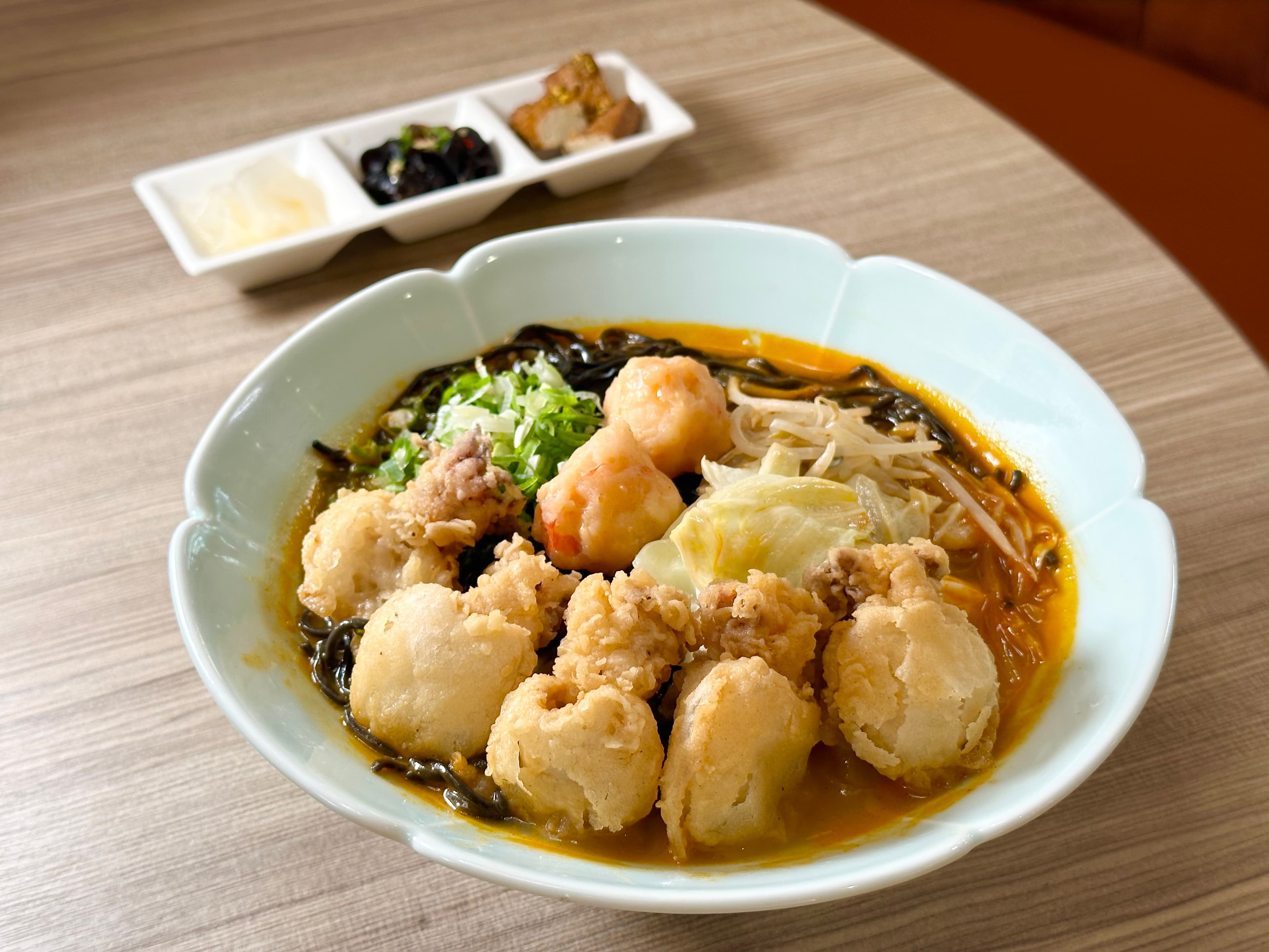 「花黑pun豪華海鮮拉麵」配料有酥脆彈口的炸小花枝,軟嫩的蝦滑,墨魚細麵滑Q不爛,湯頭蝦味濃厚。(368元/碗)