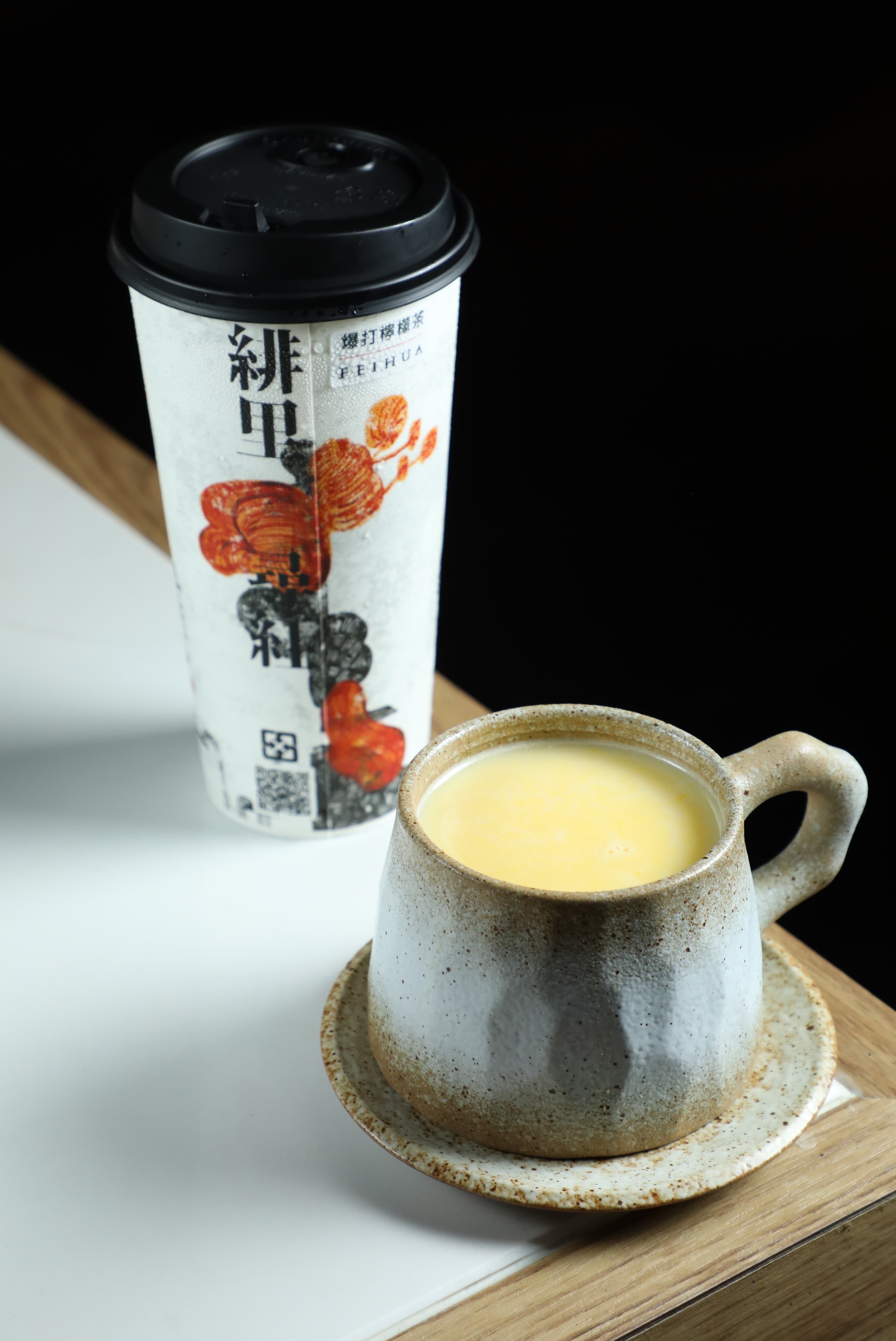 火鍋店也搶佔手搖飲市場,「爆打檸檬茶」(後)真材實料;台灣少見的熱呼呼「玉米汁」(前)香濃解辣。(皆80元/杯)
