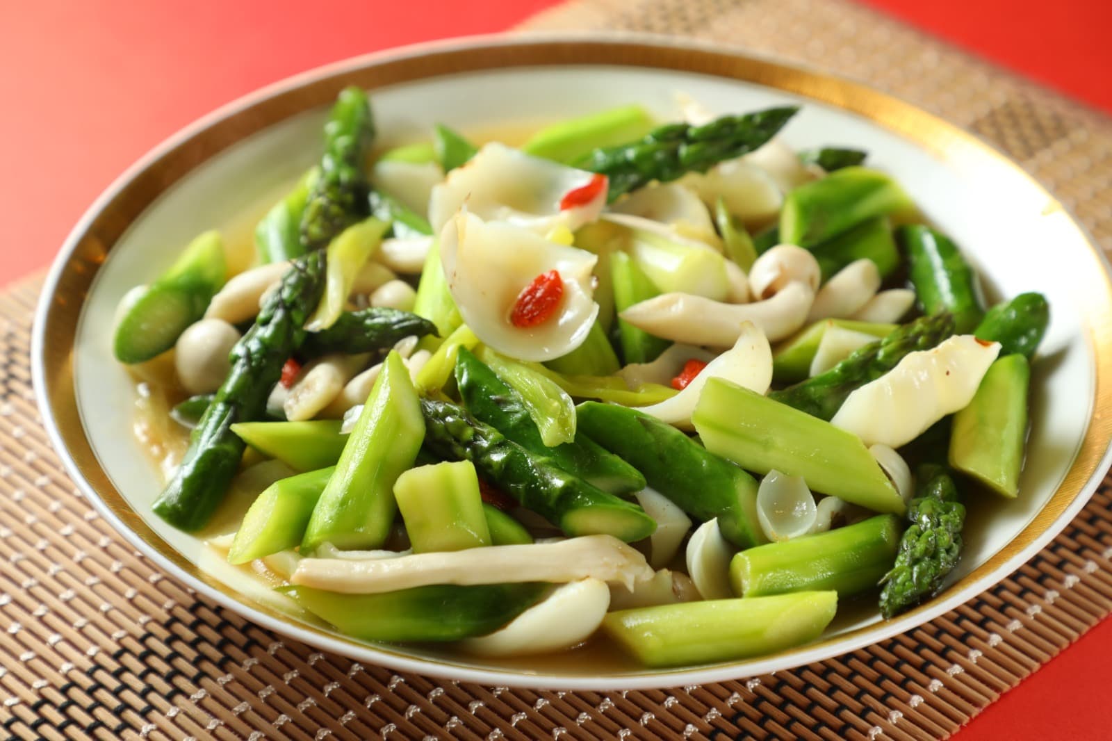 除了十全如意菜和鮑魚燴白菜心，裴社長還在節目中分享百合蘆筍炒舞菇的食譜。(何宗昇攝)