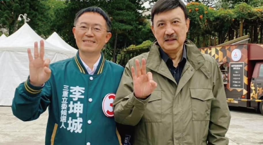 余天盼將三重區域利唯一席交棒給子弟兵李坤城。（翻攝自李坤城臉書）