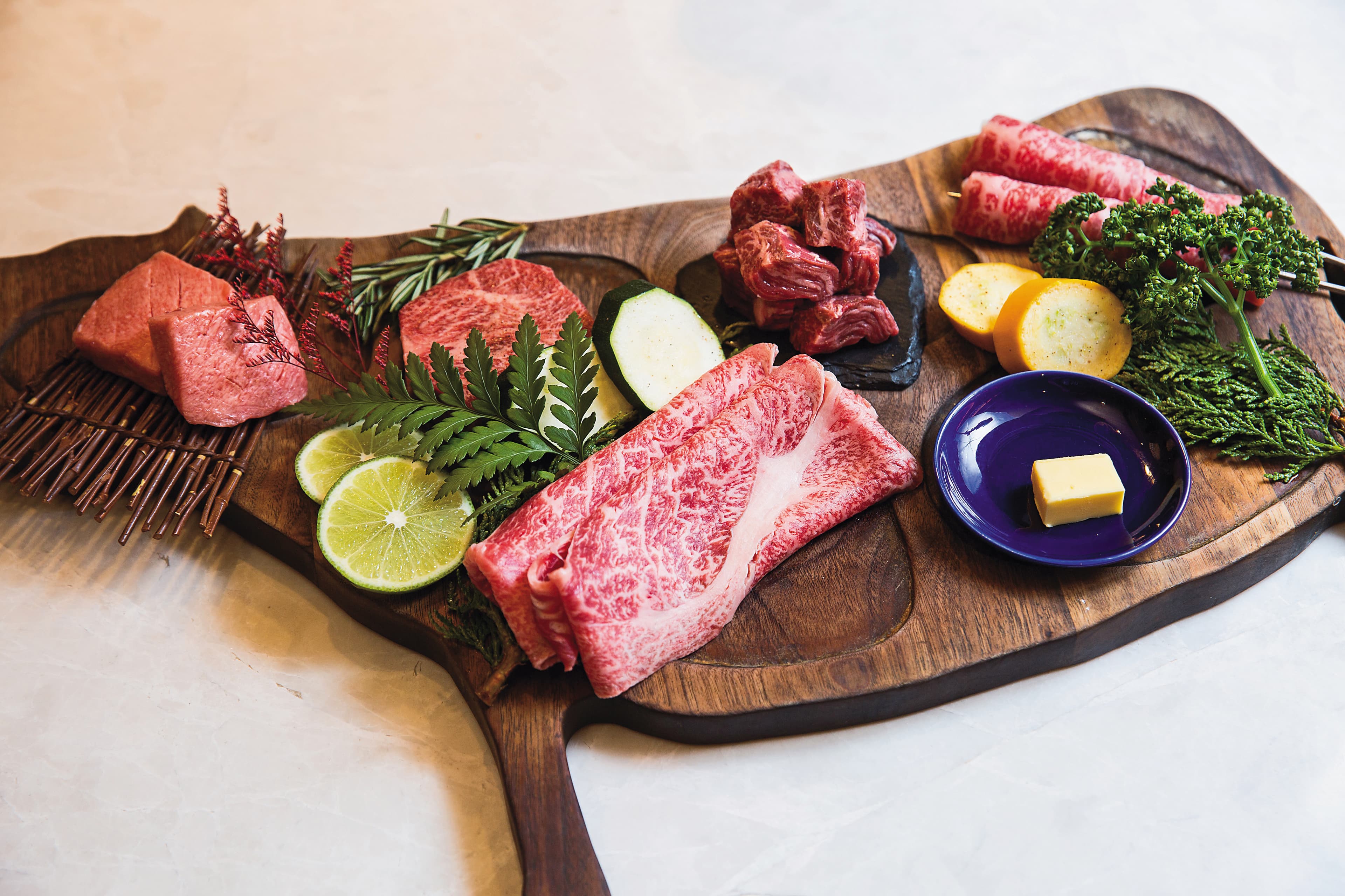 以牛盤盛出的「櫻花紅岩」燒肉套餐。它是由厚切牛舌、板腱、橫膈膜、精選A5姬路和牛、A5十二特上雪花牛組成。(6,800元/套)