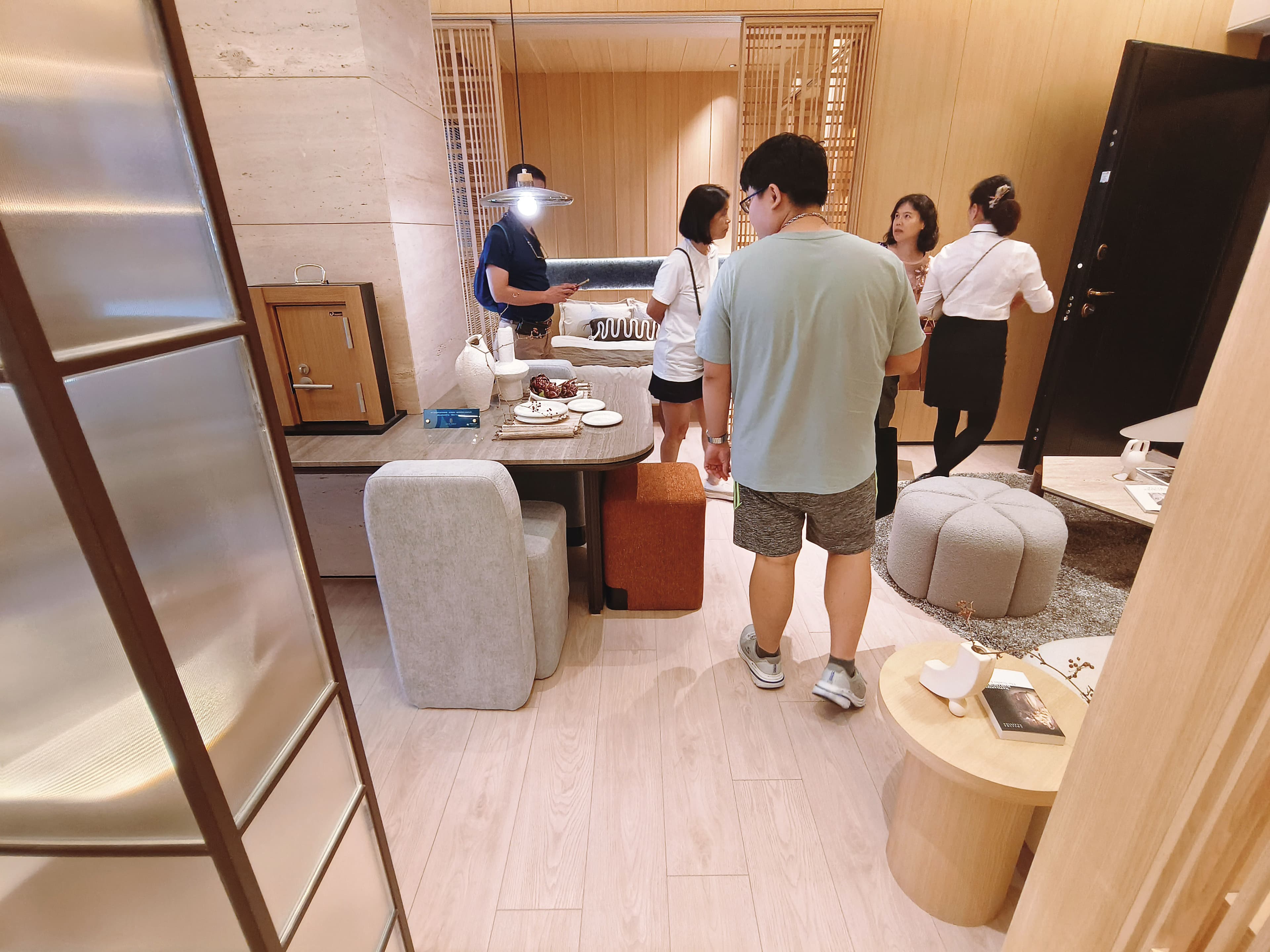 房地產剛性需求仍在,條件好的建案仍吸引眾多購屋族看屋,在樣品屋中想像、評估未來家的模樣。