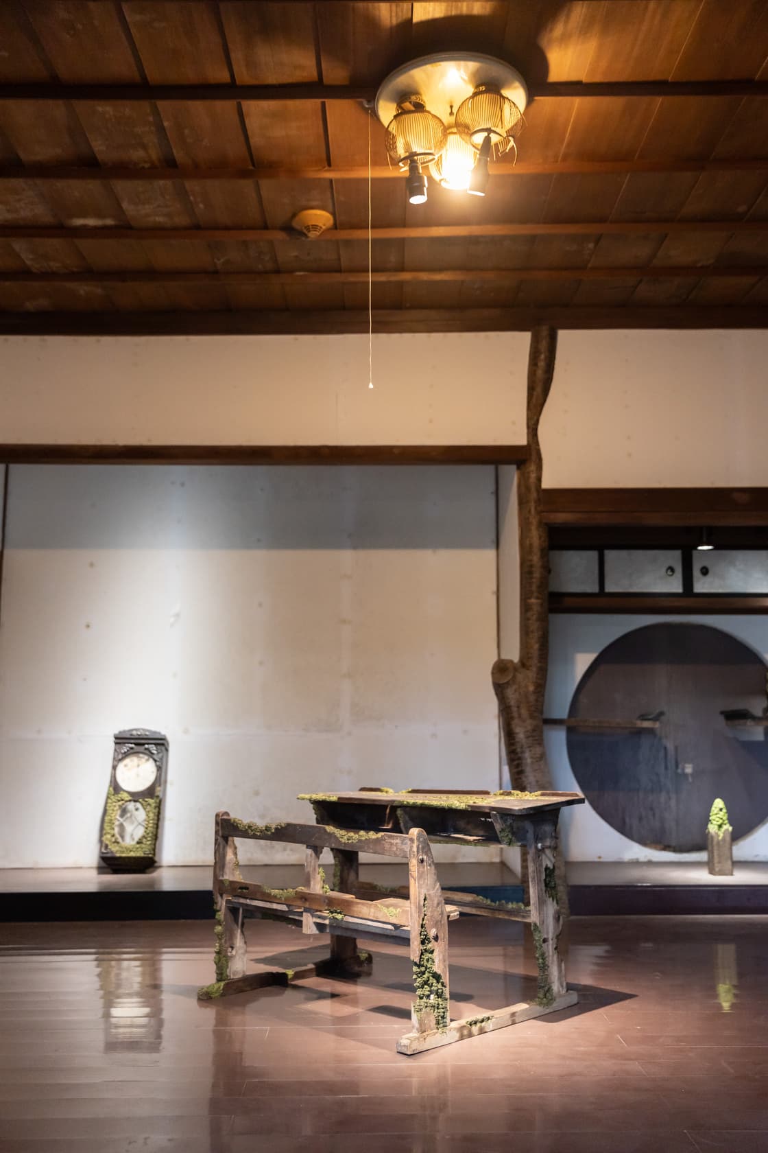 日本藝術家在太子賓館裡使用在地廢棄木材，以微縮形式刻劃台灣的森林山脈，闡述物質存在見證人類故事作品名為《 The Nature of Education》。