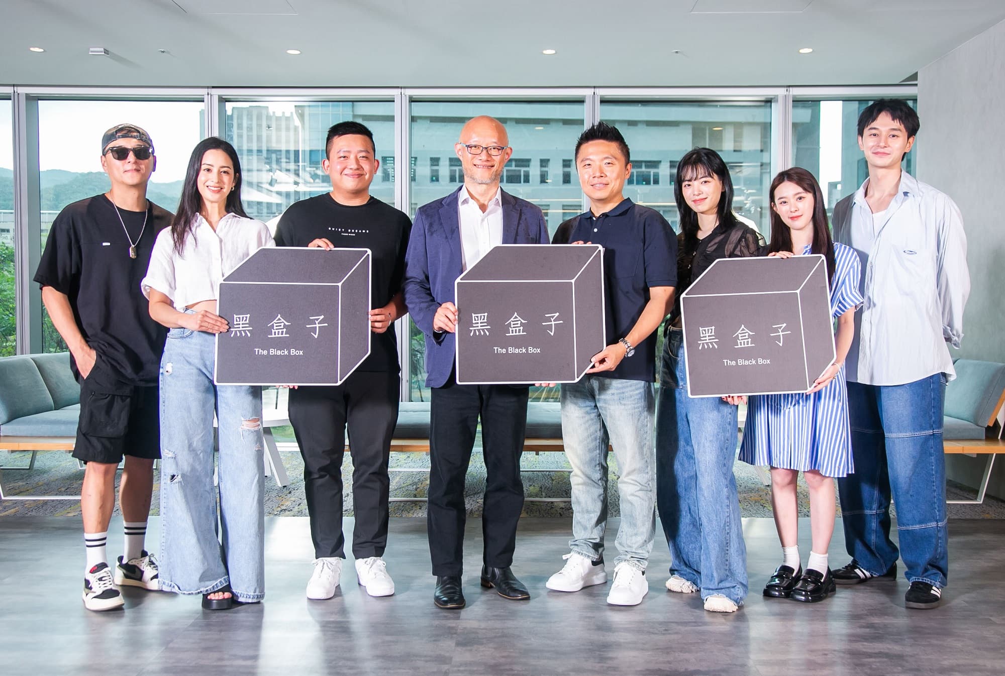 鄭人碩(左至右)、莫允雯、文策院金融處投資組組長陳育倫、LINE台灣執行長陳立人、導演李昭樺、陸夏、邱偲琹與張軒睿,共同出席開鏡儀式。(LINE台灣提供)