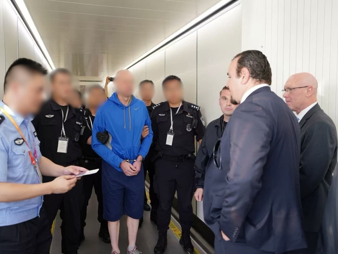 美國法警局23日證實，副法警已前往上海浦東國際機場接管海爾斯並押解回國。（翻攝自usmarshalshq IG）