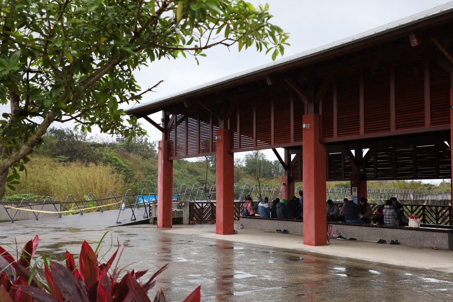 同場加映緊鄰金山的萬里「大鵬足湯公園」,地點就位於濱海公路旁,可以享受免費的天然溫泉泡腳池。