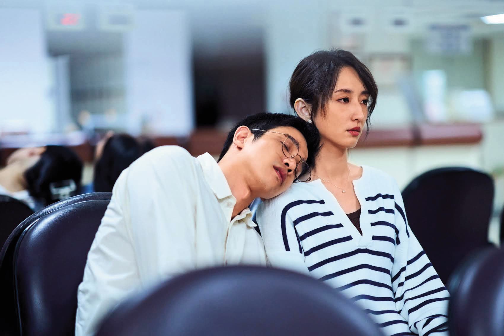 劉以豪(左)去年和柯佳嬿(右)合作新戲《童話故事下集》,在劇裡演出媽寶。(翻攝自打勾勾娛樂臉書)