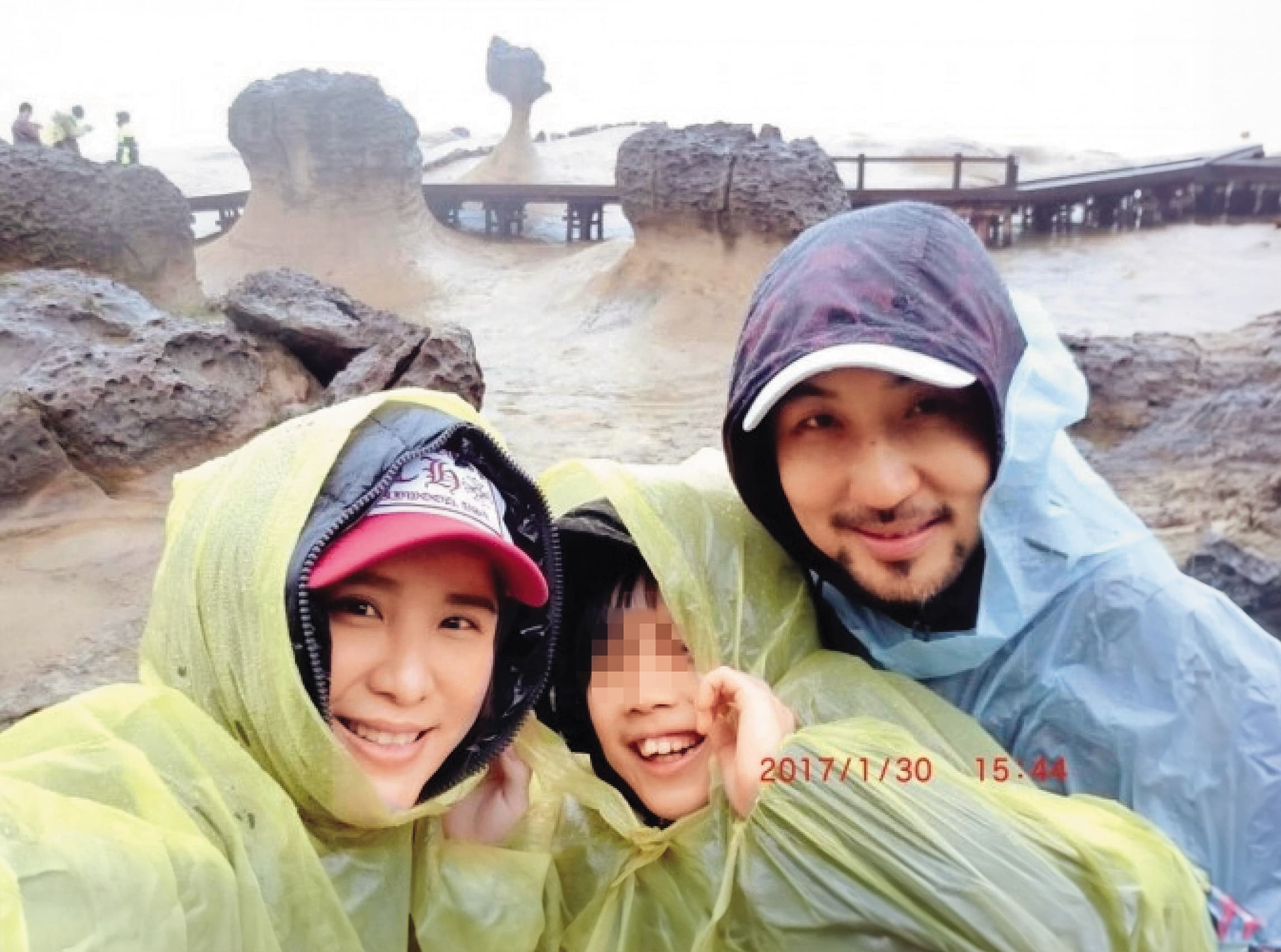 小禎(左)與李進良(右)離異後仍會帶女兒Emma(中)出遊。(翻攝自小禎臉書)