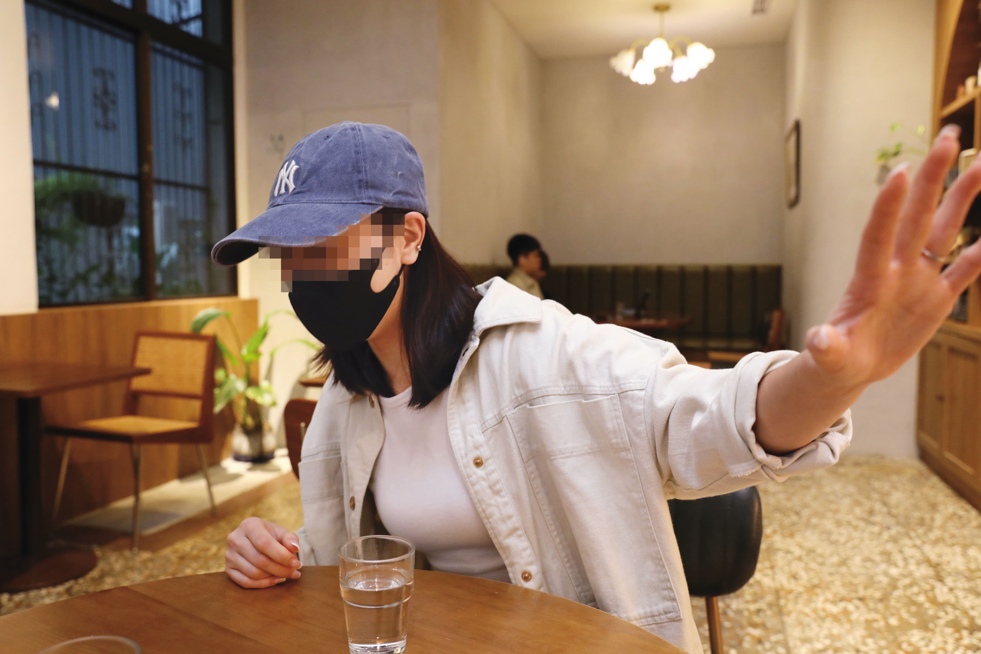 D小姐為人母之前,為了升遷考績從不請假。她形容進入長榮,就像簽了賣身契。