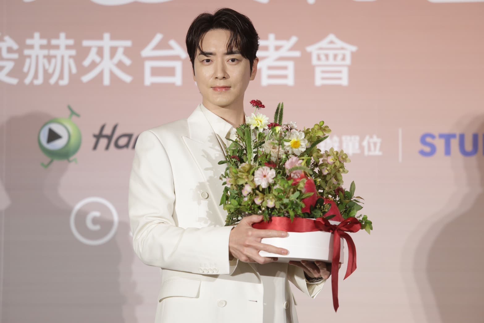 李浚赫收下火龍果花禮,象徵演藝事業紅紅火火。