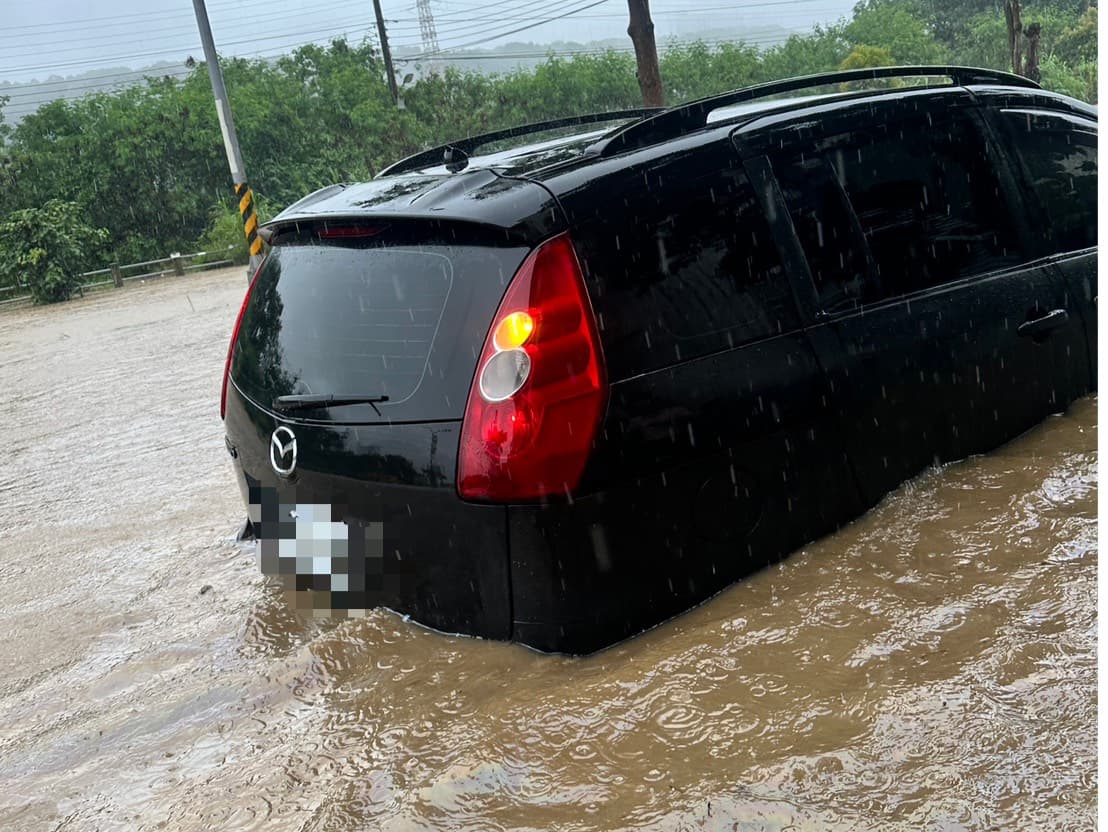 竹北大淹水,許多車因此受損。(吳旭智提供)